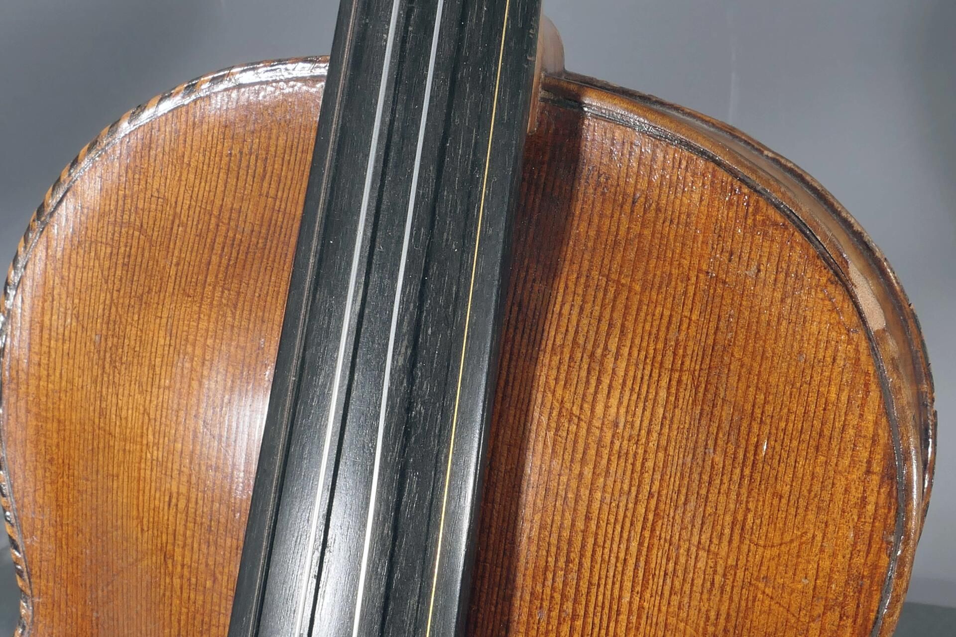 Ältere Violine in hölzernem Transportkoffer mit einem Bogen, geschnitzter Löwenkopfabschluss, auf P - Image 14 of 15