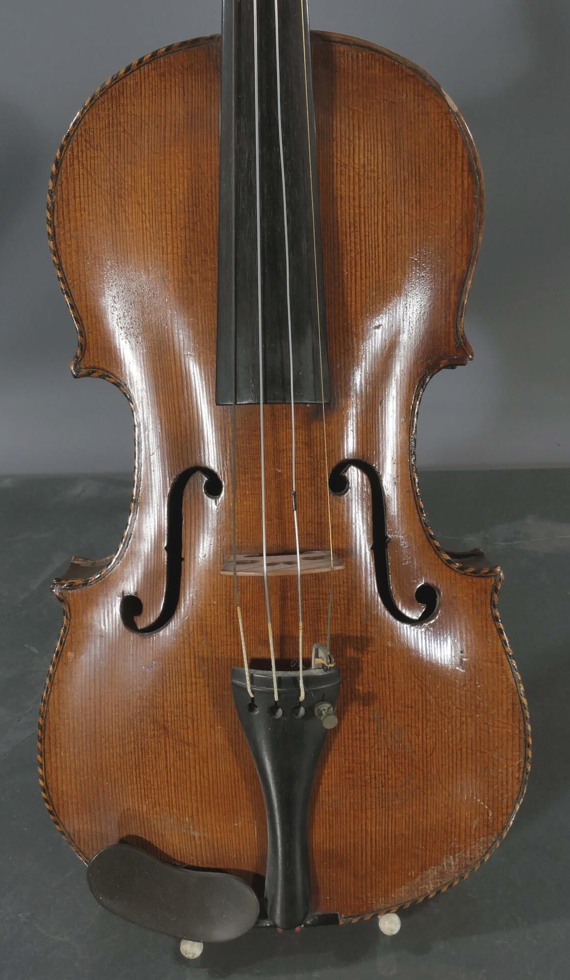 Ältere Violine in hölzernem Transportkoffer mit einem Bogen, geschnitzter Löwenkopfabschluss, auf P - Image 12 of 15