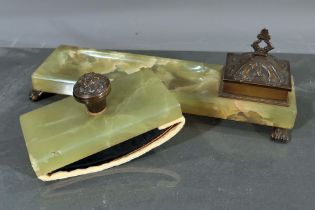 2 tlg. Schreibtischset, Onyx mit bronziertem Metallbeschlagwerk, Stil Empire um 1920 / 30, bestehen