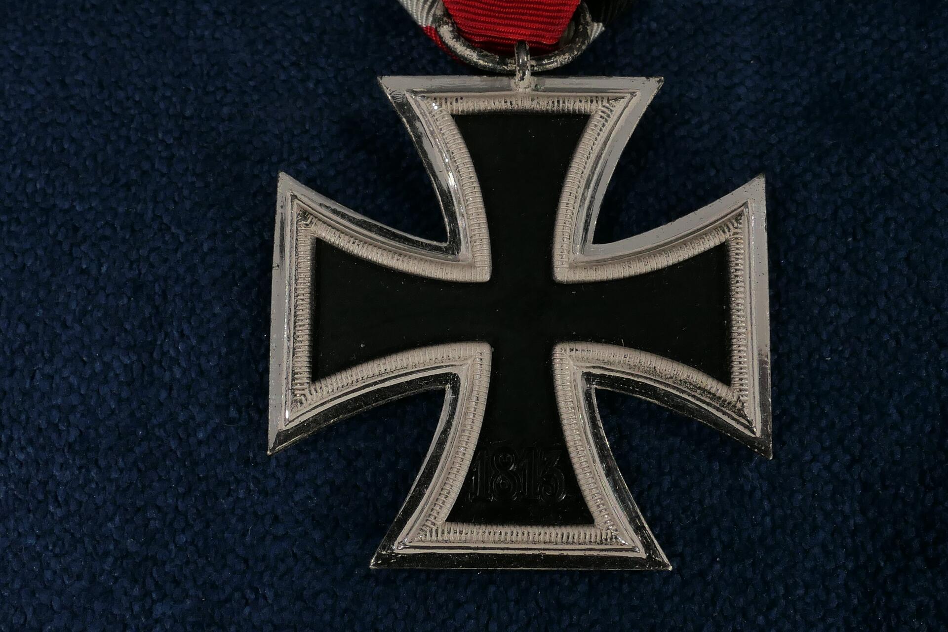 Eisernes Kreuz 2. Klasse an Bandstück, nachträglich polierter, getragener Erhalt. - Bild 2 aus 2