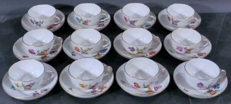 Folge von 12 zweiteiligen Teetassen der KPM-Berlin, elfenbeinfarbiges Weißporzellan, mit polychrome