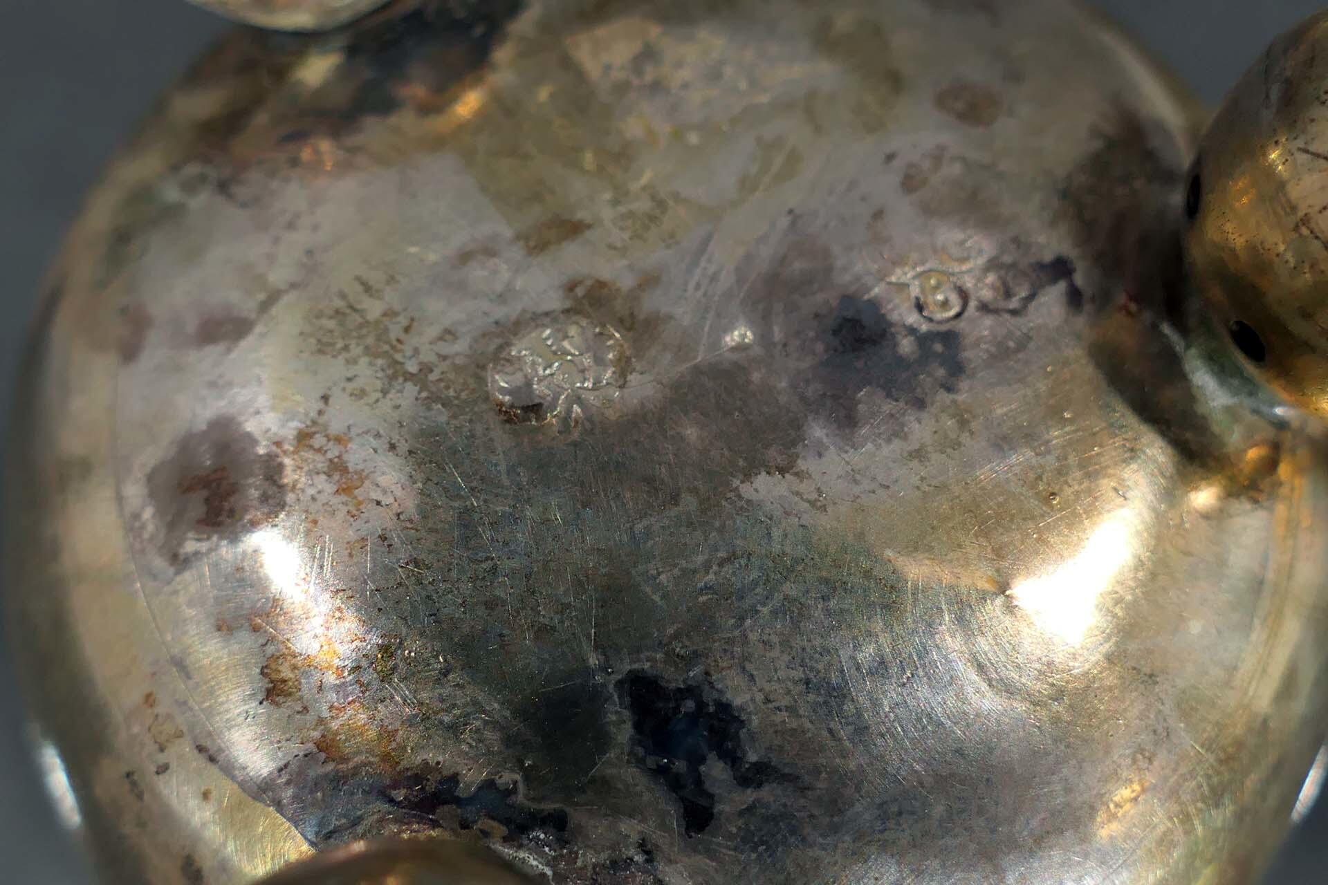 Antiker Kugelfußbecher, 18.Jhd, Silber teilvergoldet, drei ausgestellte Kugelfüße, Wandung partiell - Image 5 of 5