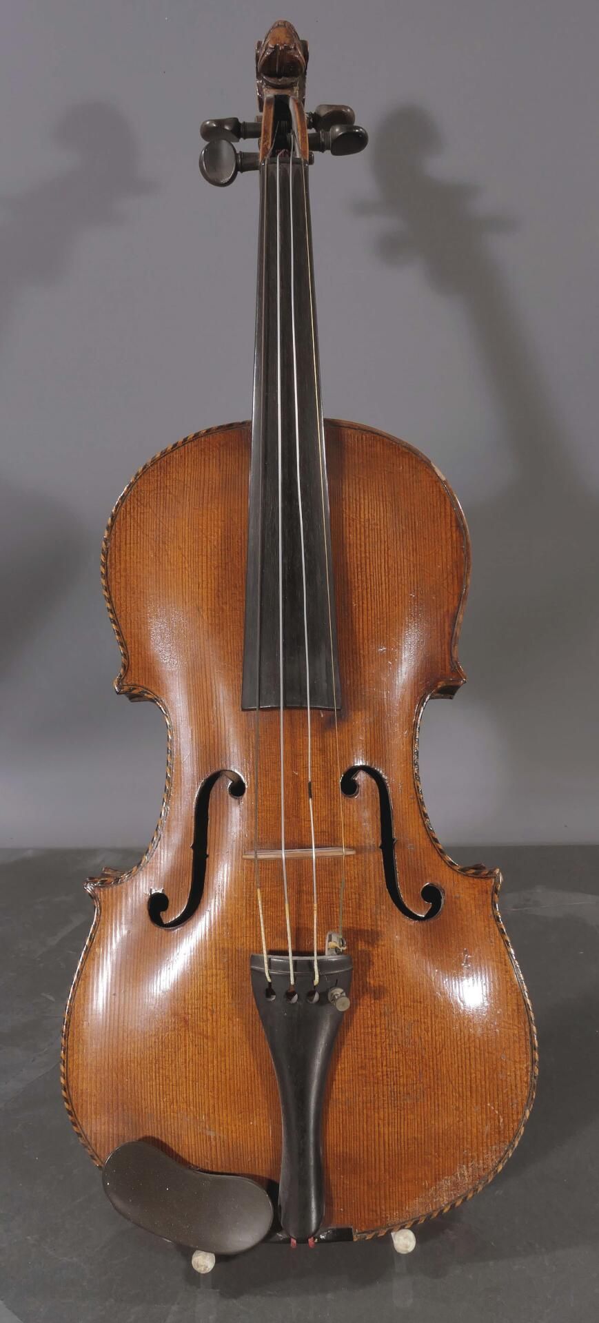 Ältere Violine in hölzernem Transportkoffer mit einem Bogen, geschnitzter Löwenkopfabschluss, auf P - Image 11 of 15