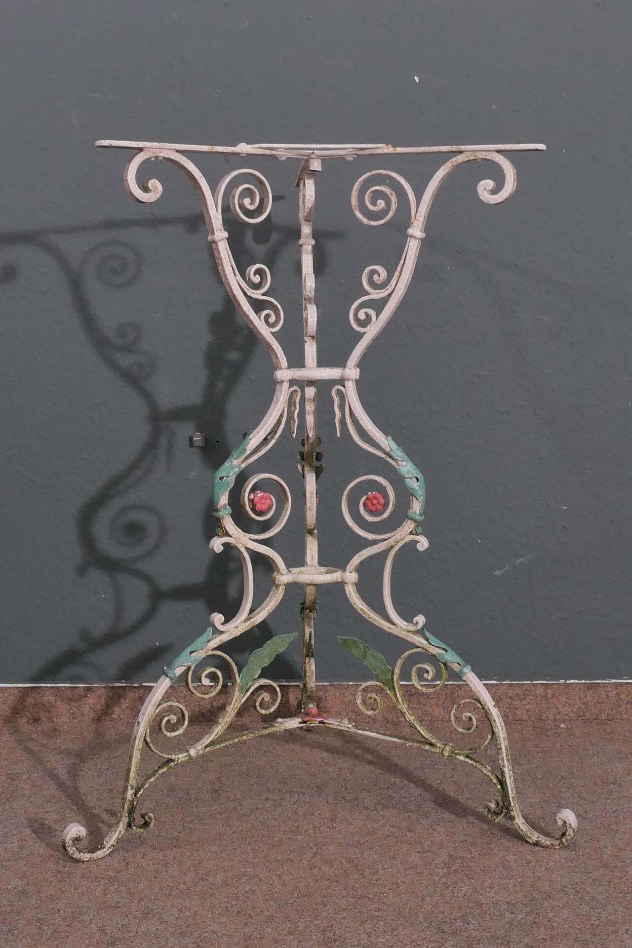 Antikes Tischgestell, Eisen lackiert, dreipassiger Fuß, partiell floraler Dekor. H ca. 76 cm. - Image 3 of 4