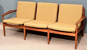3 sitziges Sofa, Teakholz der wohl 1950er/60er Jahre, ungemarkt, Arne Vodder (?), lose aufliegende