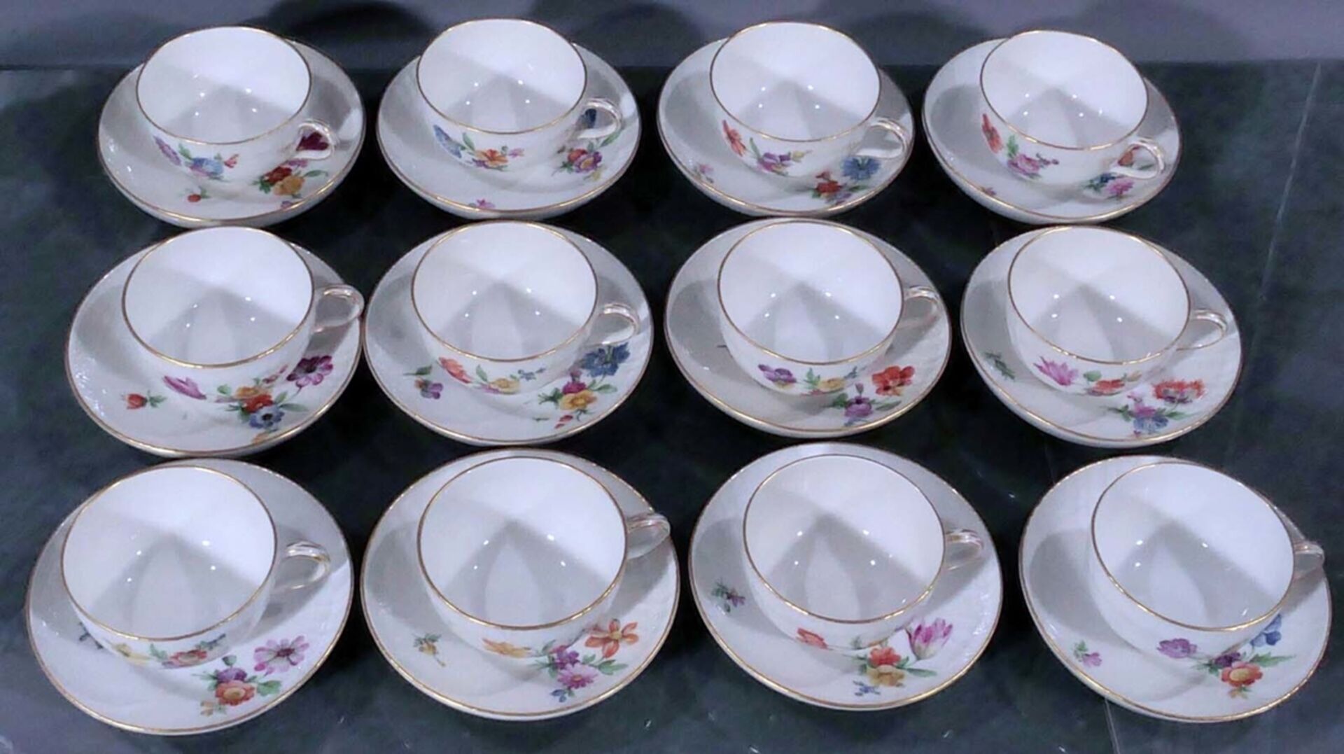 Folge von 12 zweiteiligen Teetassen der KPM-Berlin, elfenbeinfarbiges Weißporzellan, mit polychrome - Bild 2 aus 9