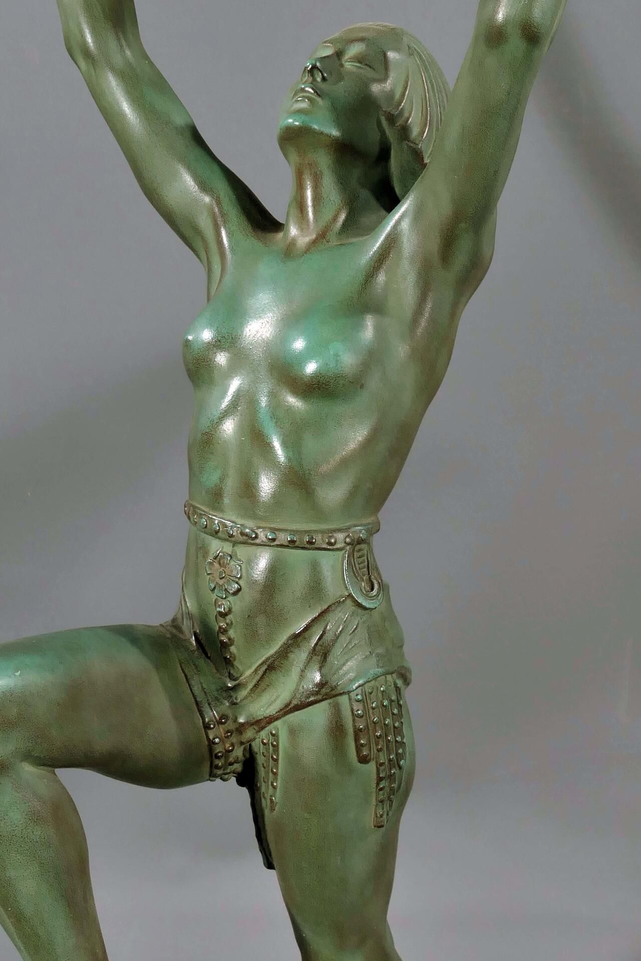 Figürliche Tischlampe im Art-Deco Stil, die nur mit einem Lendenschurz bekleidete junge Tänzerin, i - Image 2 of 15
