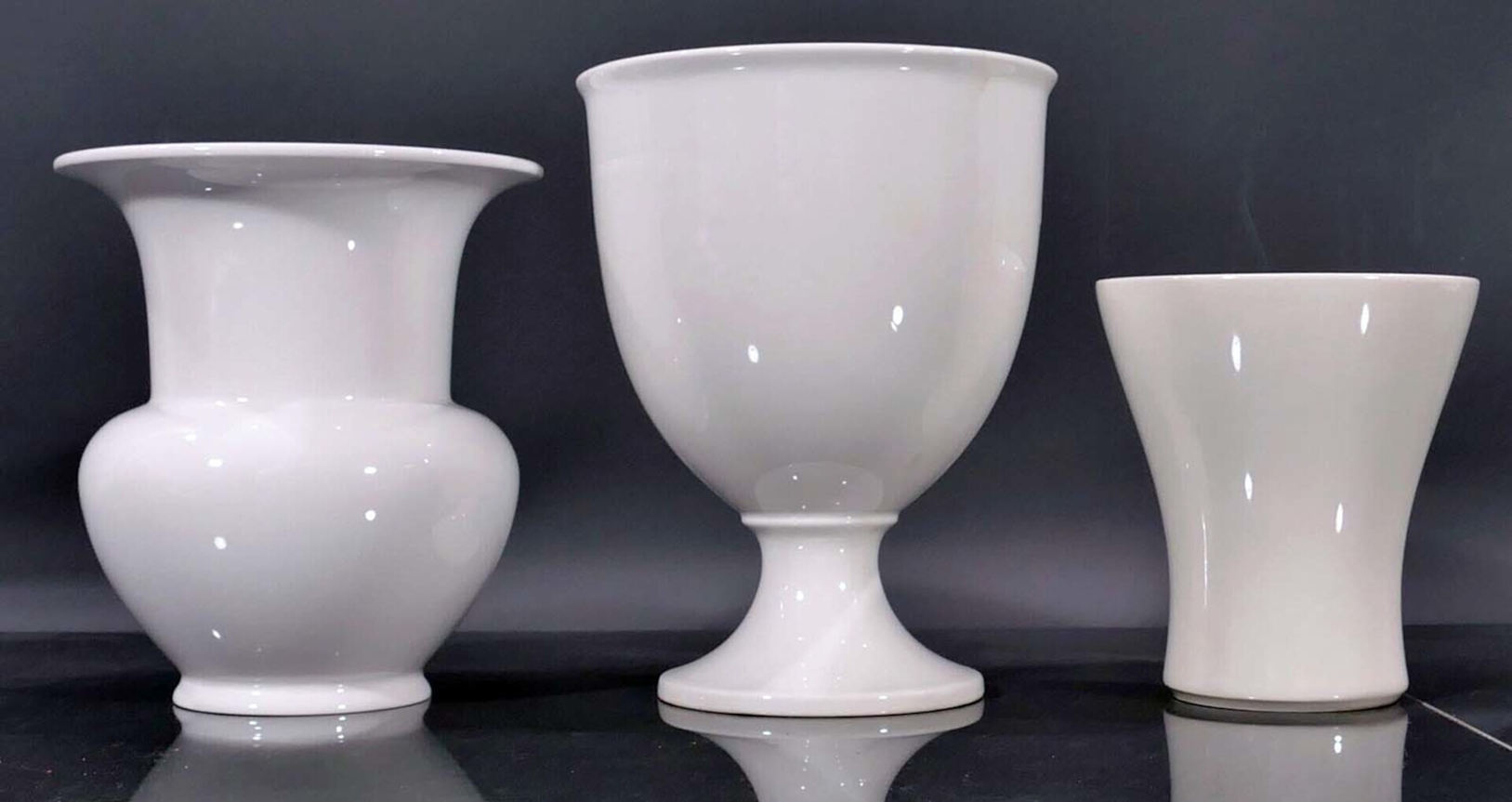 3 tlg. Konvolut versch. Vasen / Gefäße der KPM-Berlin, Weißporzellan, Höhe von ca. 11 bis 17 cm. Sc
