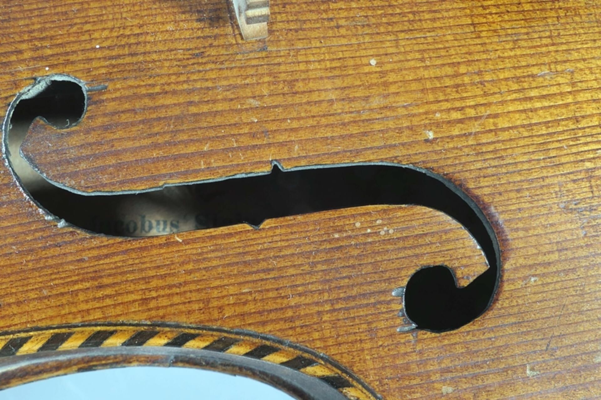 Ältere Violine in hölzernem Transportkoffer mit einem Bogen, geschnitzter Löwenkopfabschluss, auf P - Image 6 of 15