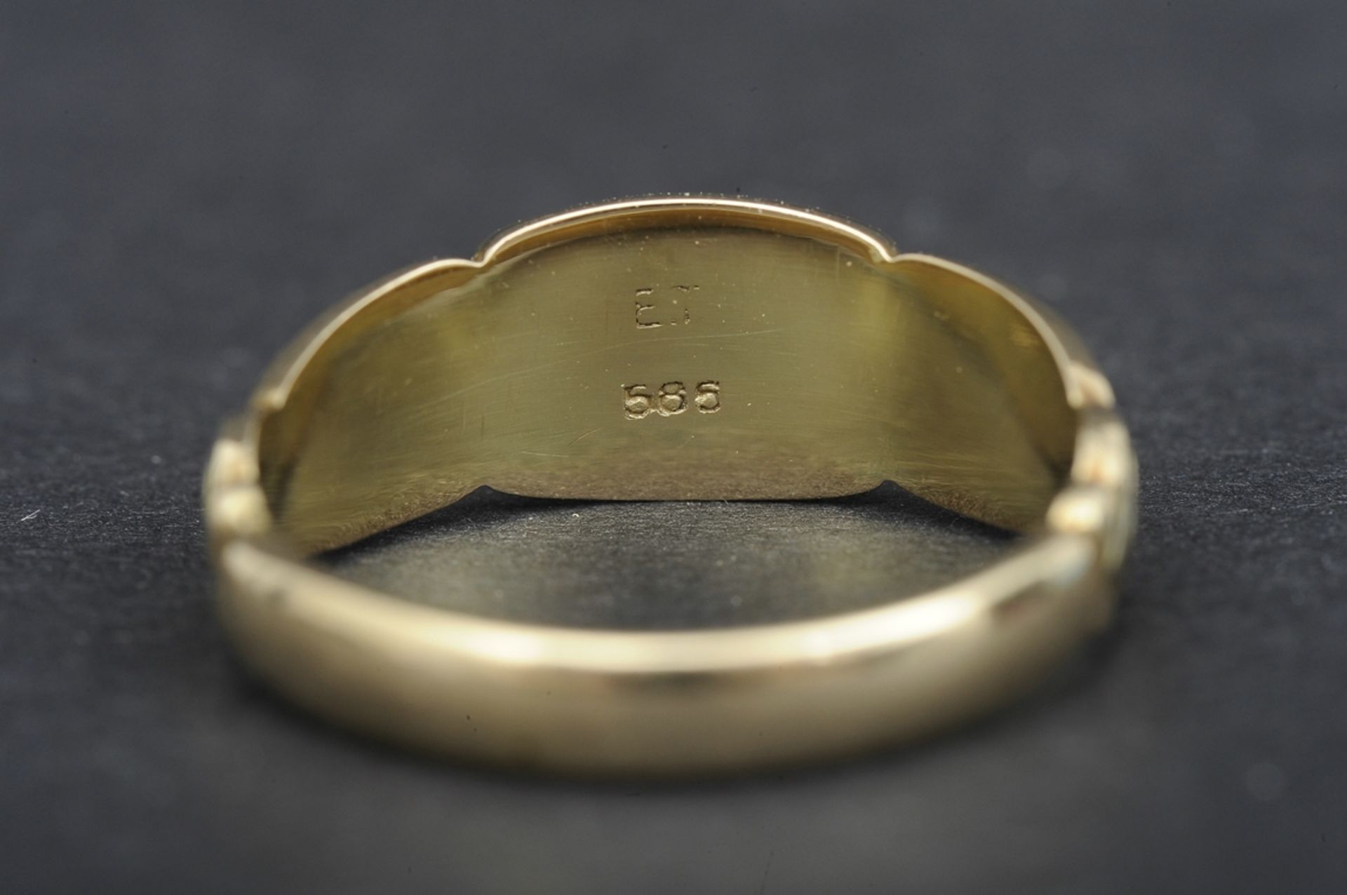 Uni-Sex-Ring, 585er Gelbgold, mittig rot unterlegte Emailleplatte mit den Buchstaben G G G H, unter - Bild 5 aus 5