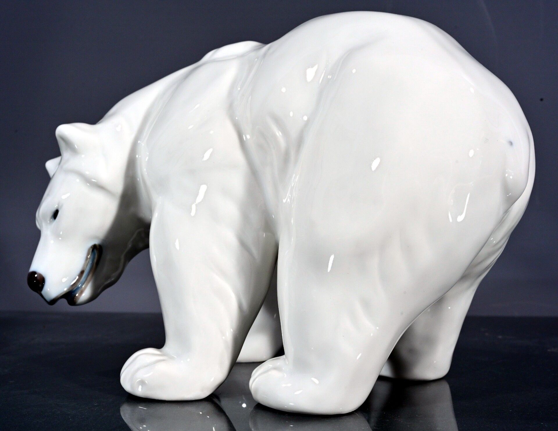 Schreitender Eisbär, Royal Copenhagen, Länge ca. 22 cm, teils polychrom staffiertes Weißporzellan,  - Bild 5 aus 7