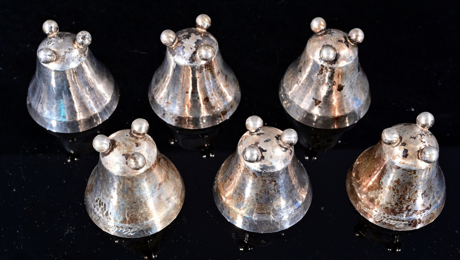 Folge von 6 Eierbechern mit "Hammerschlag"-Dekor, aus 835er Silber massiv, teilweise vergoldet, auf - Image 4 of 11