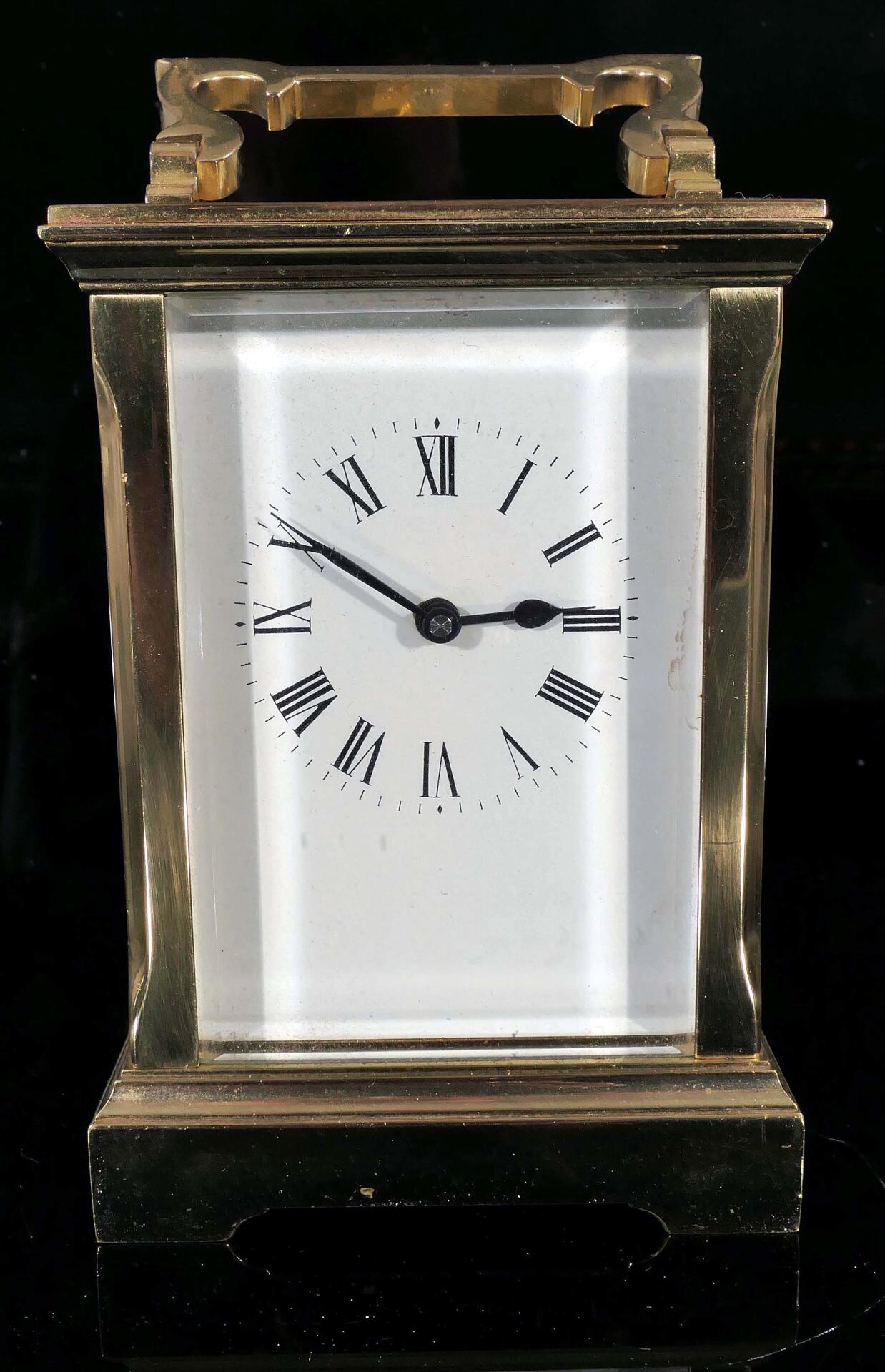 Ältere Reiseuhr, sog. "Carriage Clock", rundum verglastes Messinggehäuse, mechanisches Uhrwerk der