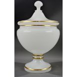 Großes Bowlengefäß in gedrückter Deckelpokalform, dickwandiges Milchglas mit dezentem Goldranddekor
