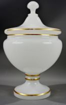 Großes Bowlengefäß in gedrückter Deckelpokalform, dickwandiges Milchglas mit dezentem Goldranddekor