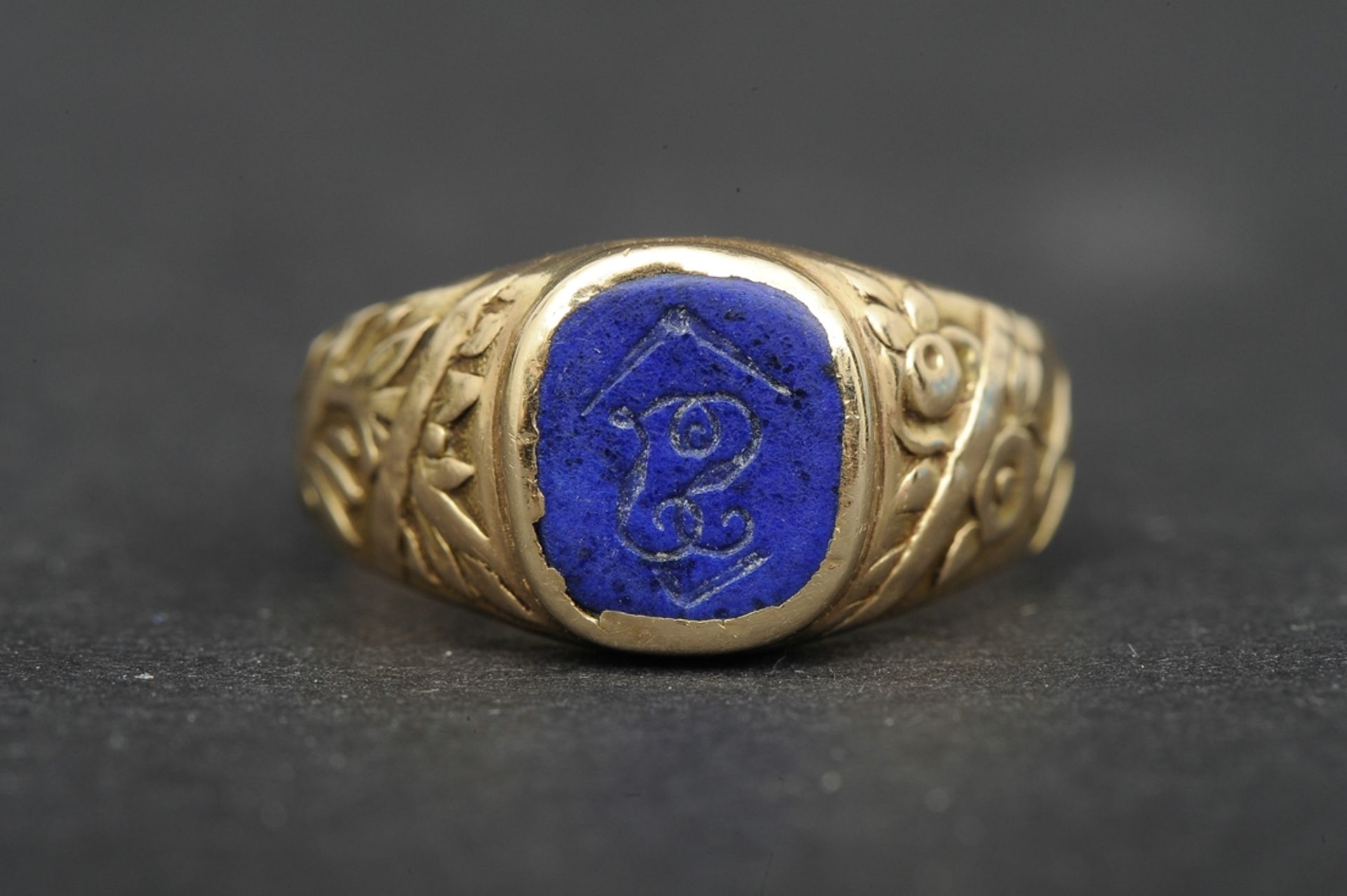 Damenring, 585er Gelbgold, mit gravierter Lapislazuli-Platte; Ringschultern ziseliert; ca. 5 gr. br - Bild 2 aus 5