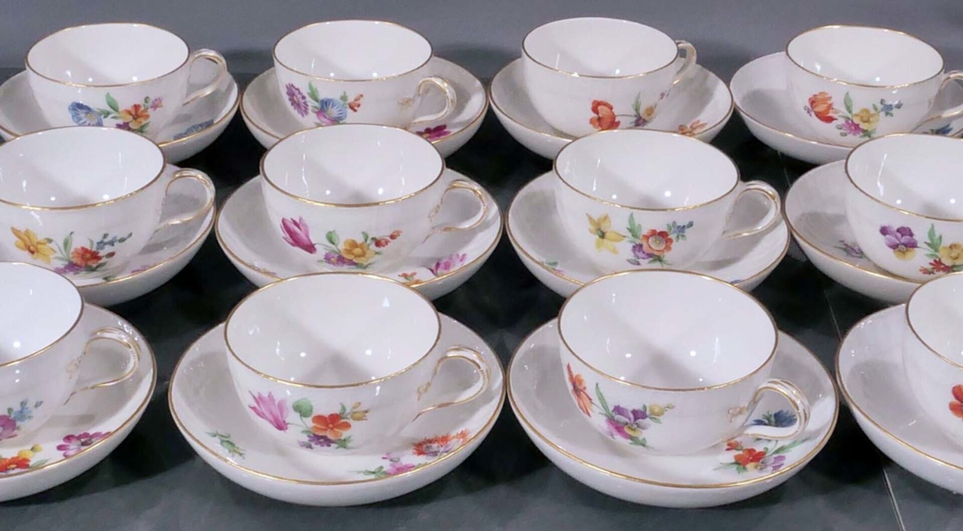 Folge von 12 zweiteiligen Teetassen der KPM-Berlin, elfenbeinfarbiges Weißporzellan, mit polychrome - Bild 7 aus 9