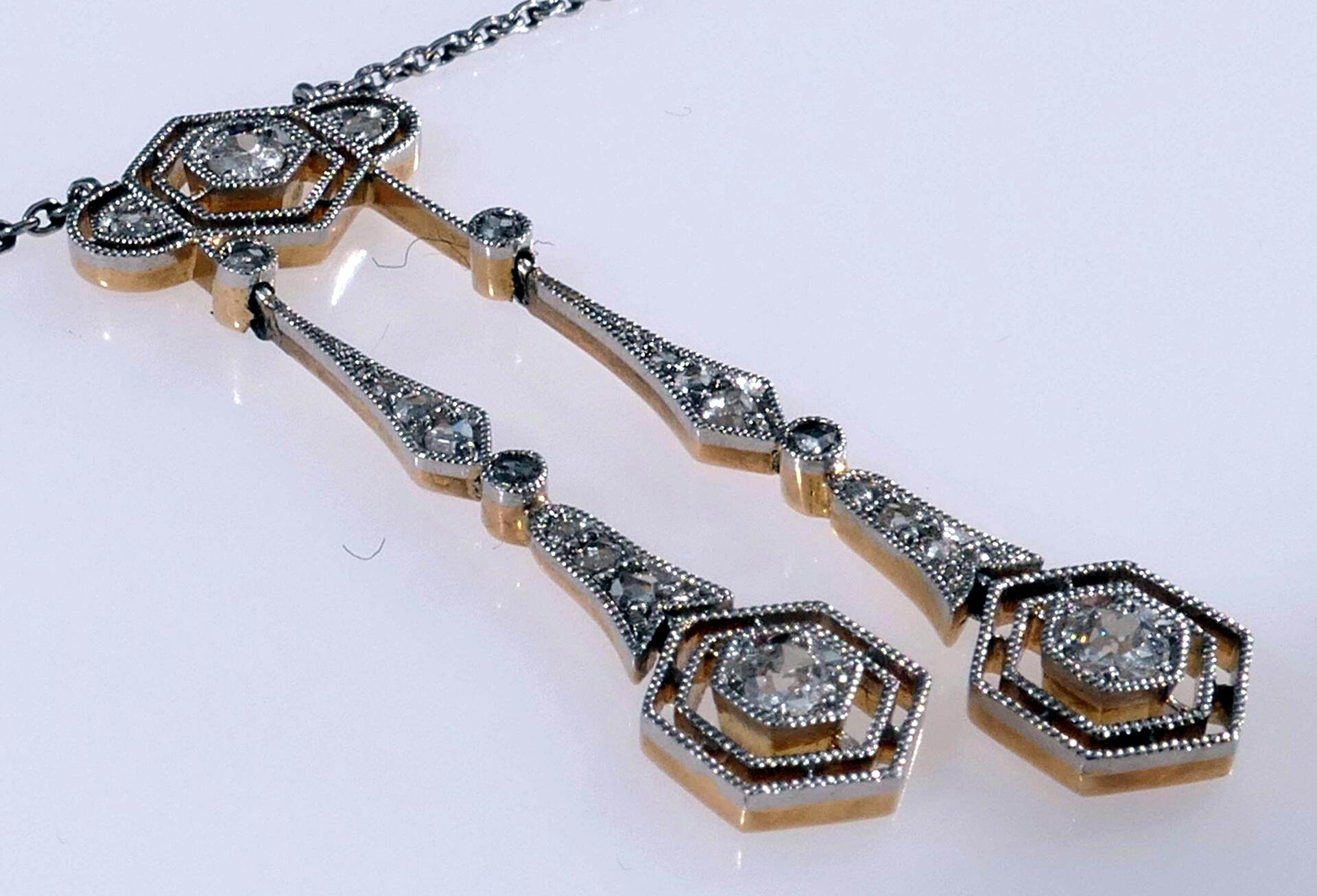 Feingliedrige 900er Platin Halskette mit beweglichem, dreiteiligem Kettenanhänger aus platiniertem  - Bild 2 aus 8