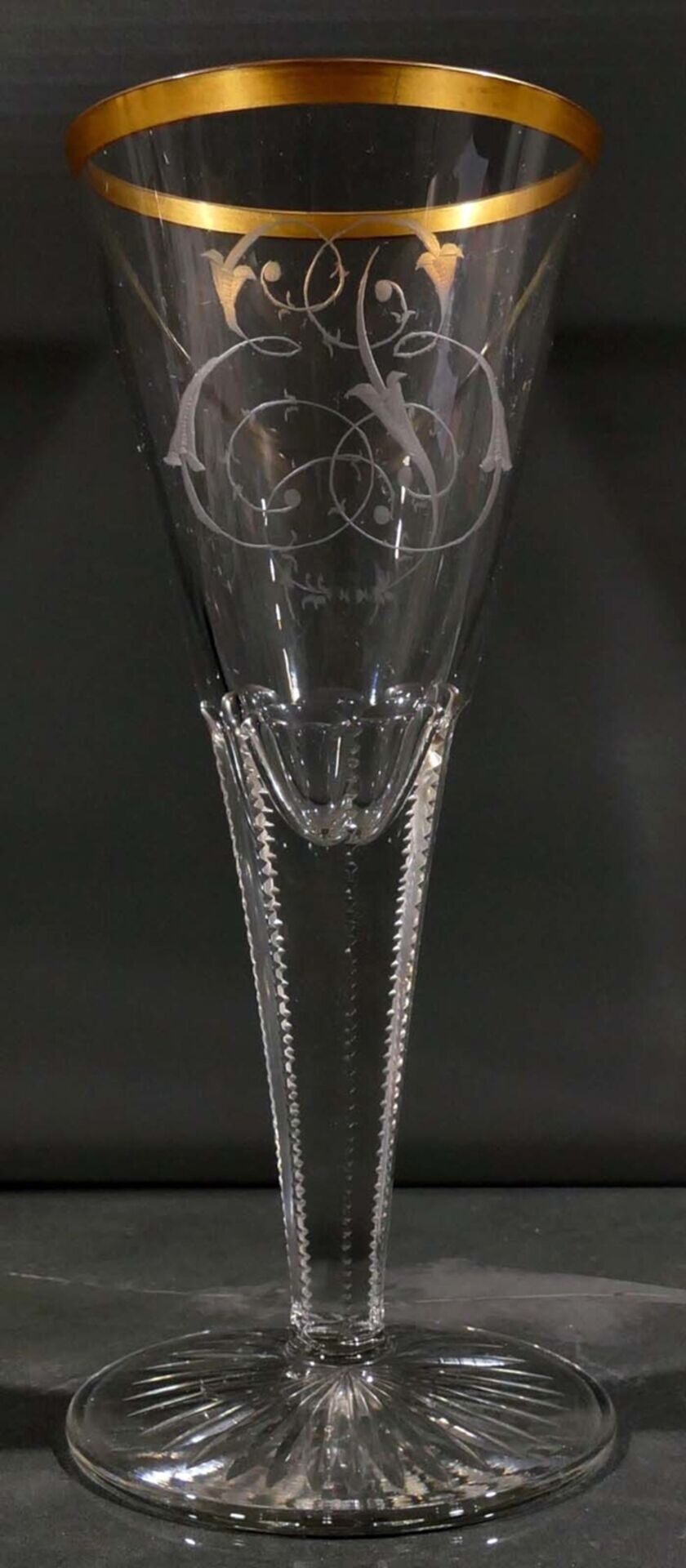 Prachtvolles Pokalglas in "Lauensteiner" - Manier, ligiertes Besitzermonogramm, Goldrand, Höhe 22 c - Bild 2 aus 6