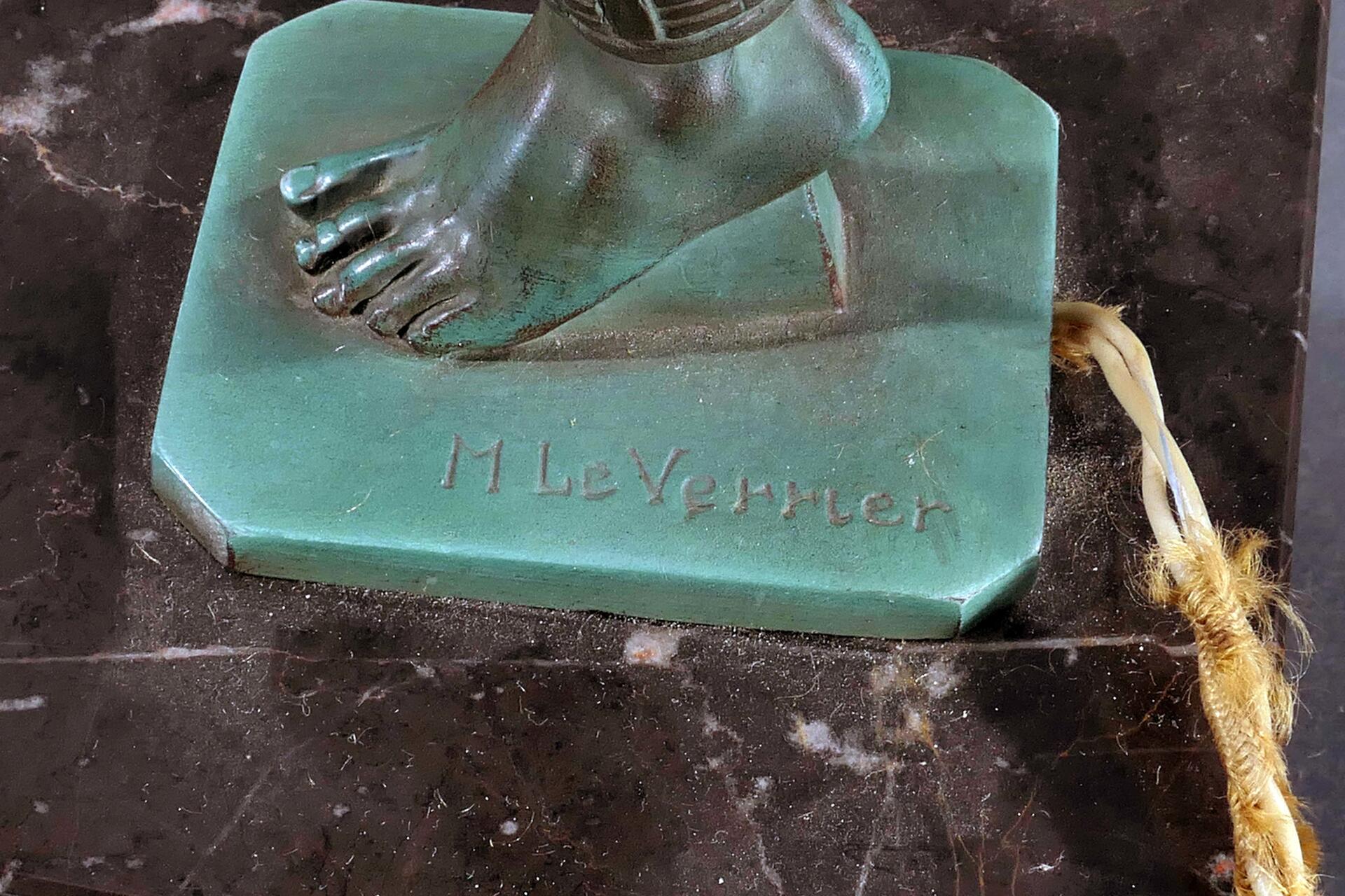 Figürliche Tischlampe im Art-Deco Stil, die nur mit einem Lendenschurz bekleidete junge Tänzerin, i - Image 7 of 15