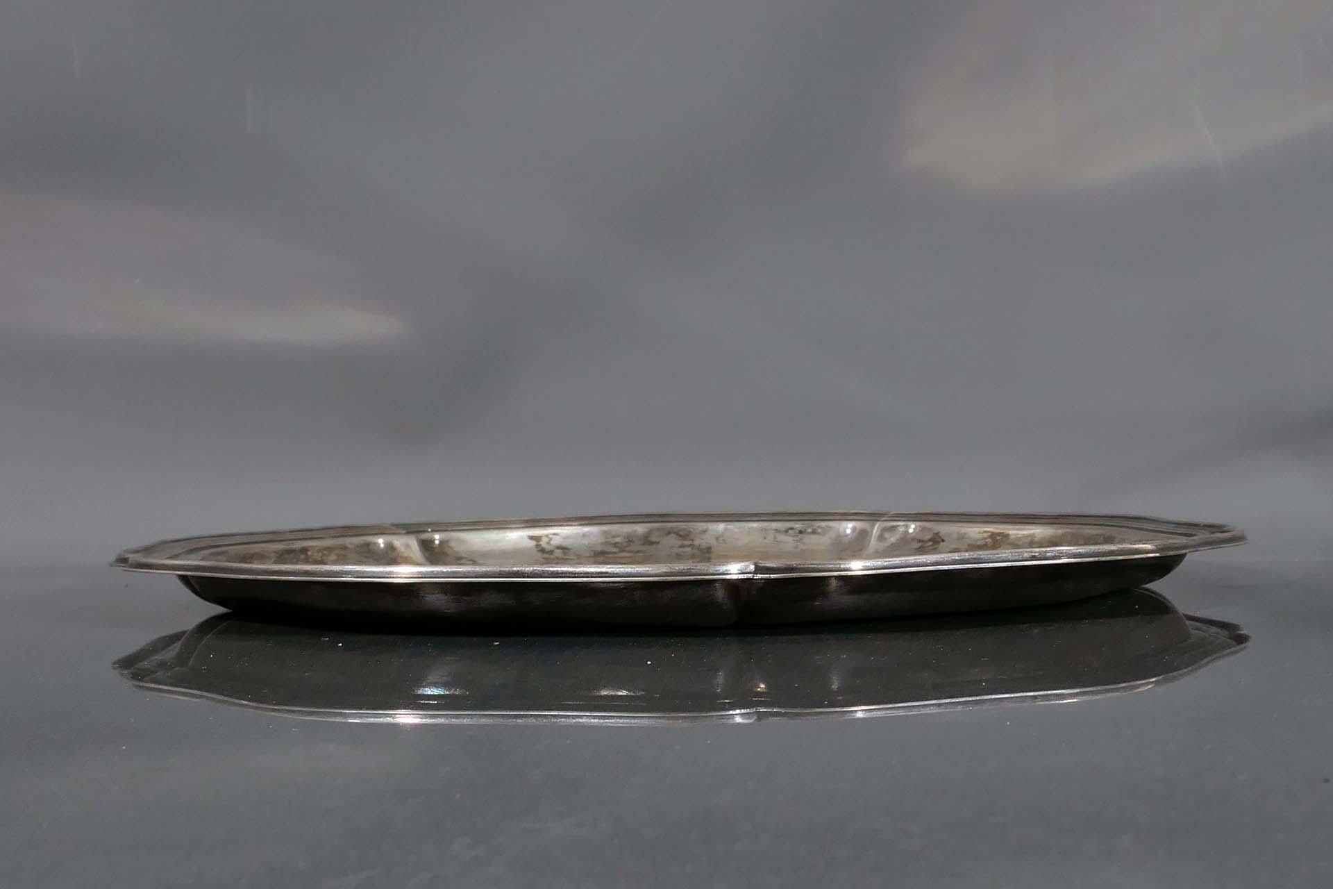 Rundes Tablett / Platte, mehrfach gewellter Rand, ca. 360 gr. 835er Silber, Dm ca. 26 cm, geringe A - Bild 5 aus 5