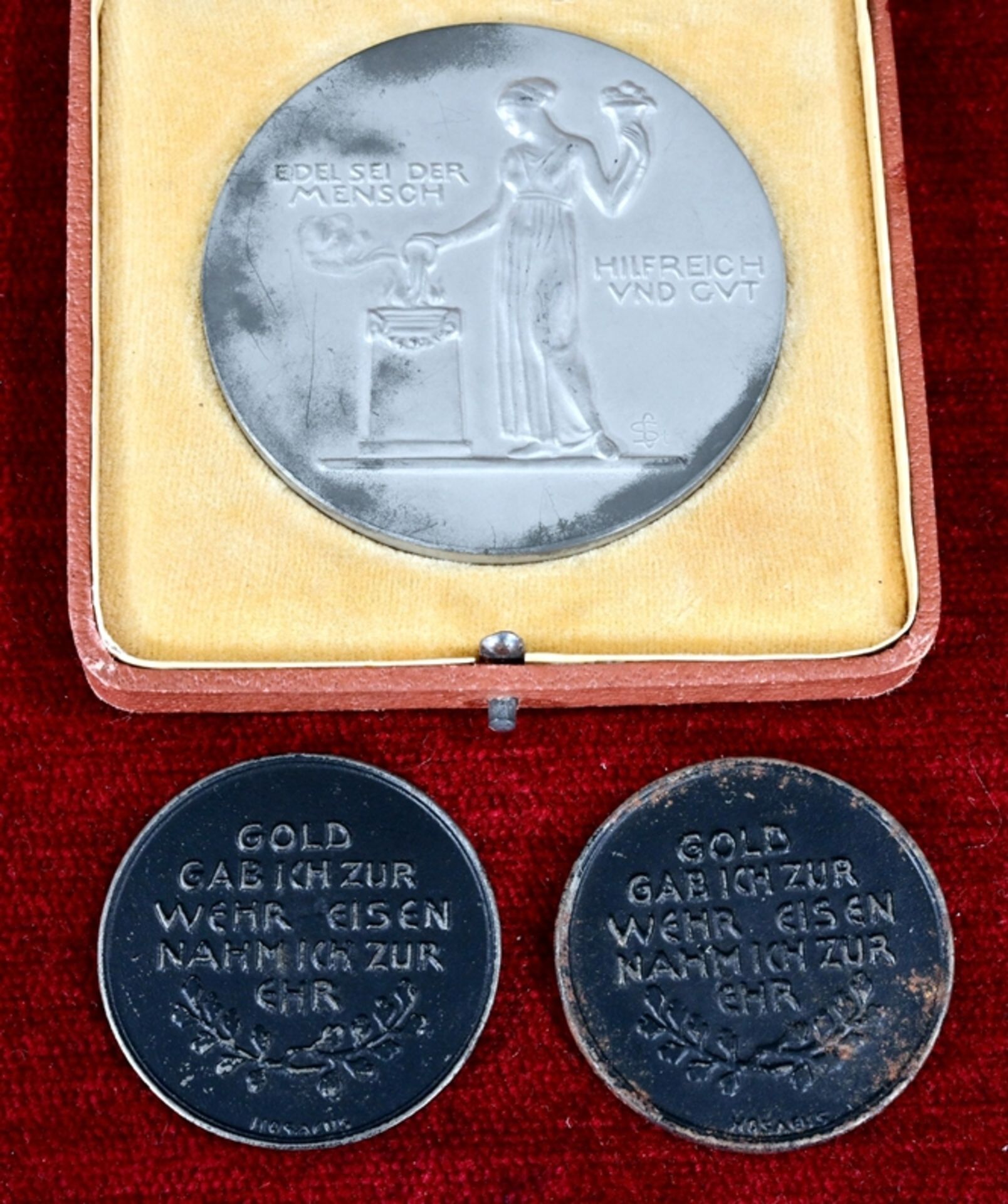 3 Medaillen, den 1. Weltkrieg betreffend; 2x "IN EISERNER ZEIT 1916 - GOLD GAB ICH ZUR WEHR - EISEN - Bild 2 aus 4