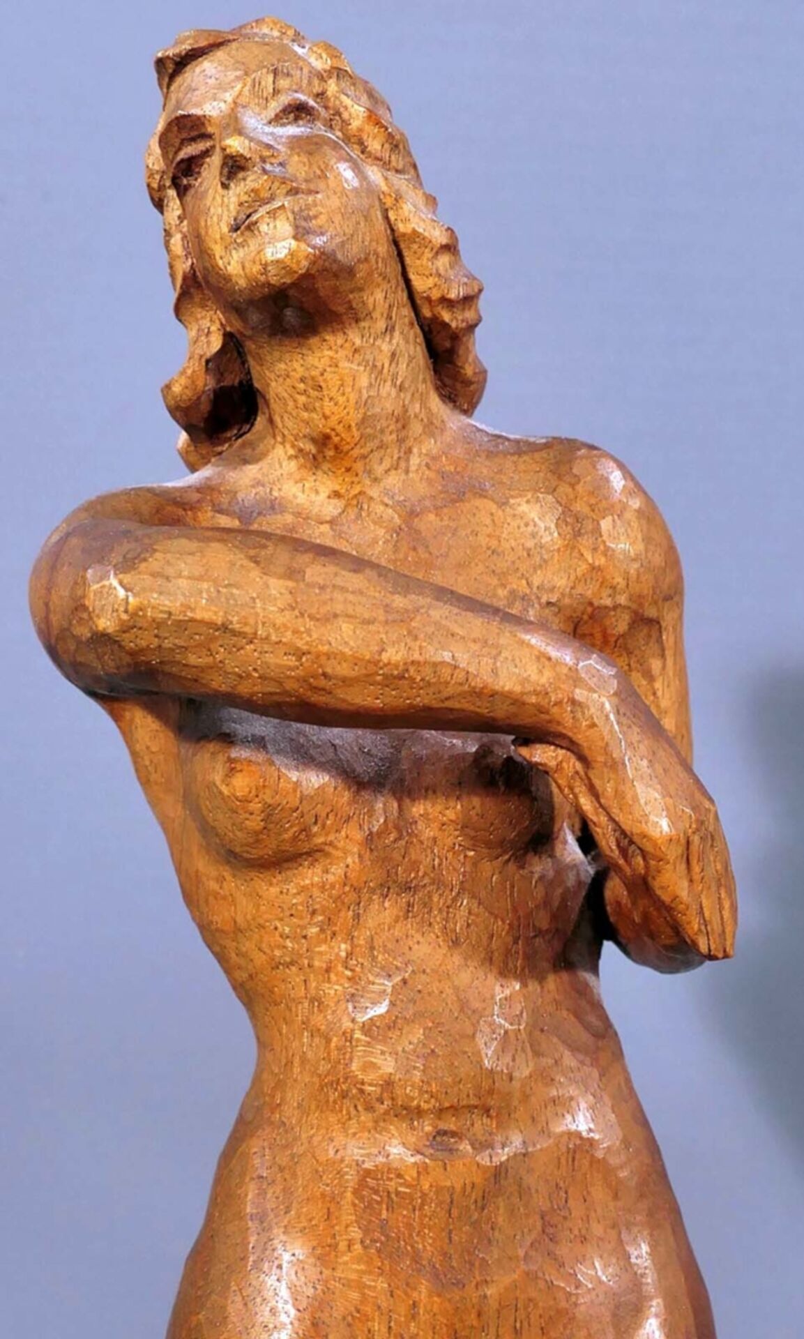 "Stehender Damenakt in bewegter Pose", ca. 35 cm hohe Holzschnitzfigur, unter dem Sockel bez.: Bern - Bild 7 aus 10