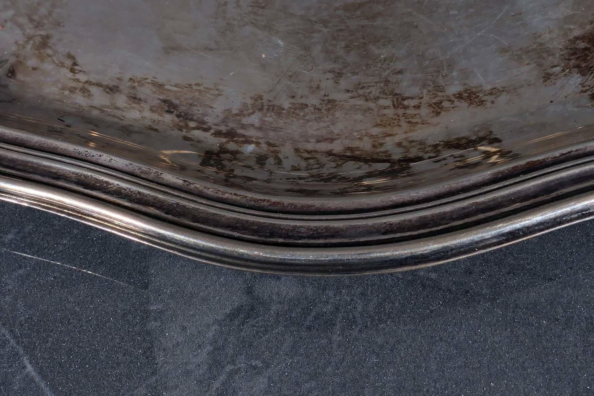 Rundes Tablett / Platte, mehrfach gewellter Rand, ca. 360 gr. 835er Silber, Dm ca. 26 cm, geringe A - Bild 3 aus 5