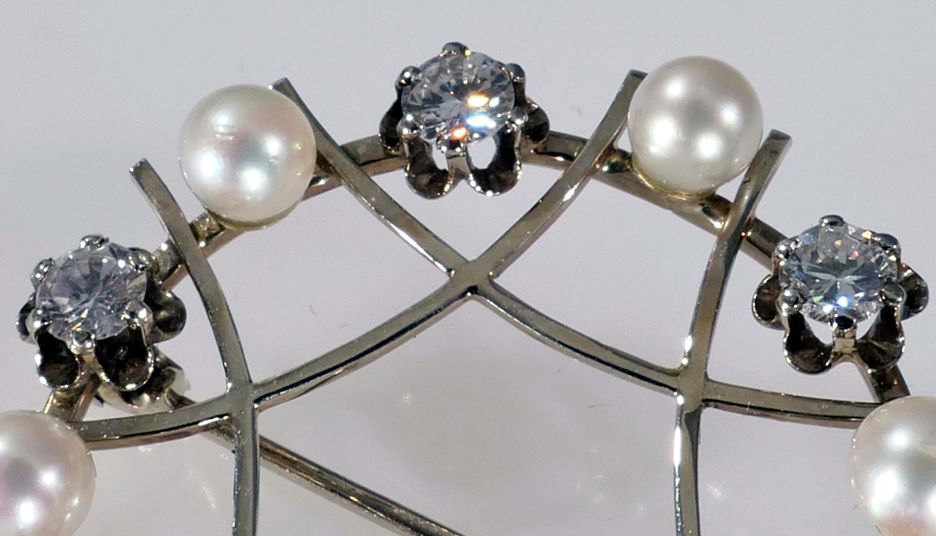 Runde 14K Weißgoldbrosche mit insgesamt 6 Perlen mit silbrigweißen Perlen von je ca. 4-5 mm und 6 D - Image 3 of 7