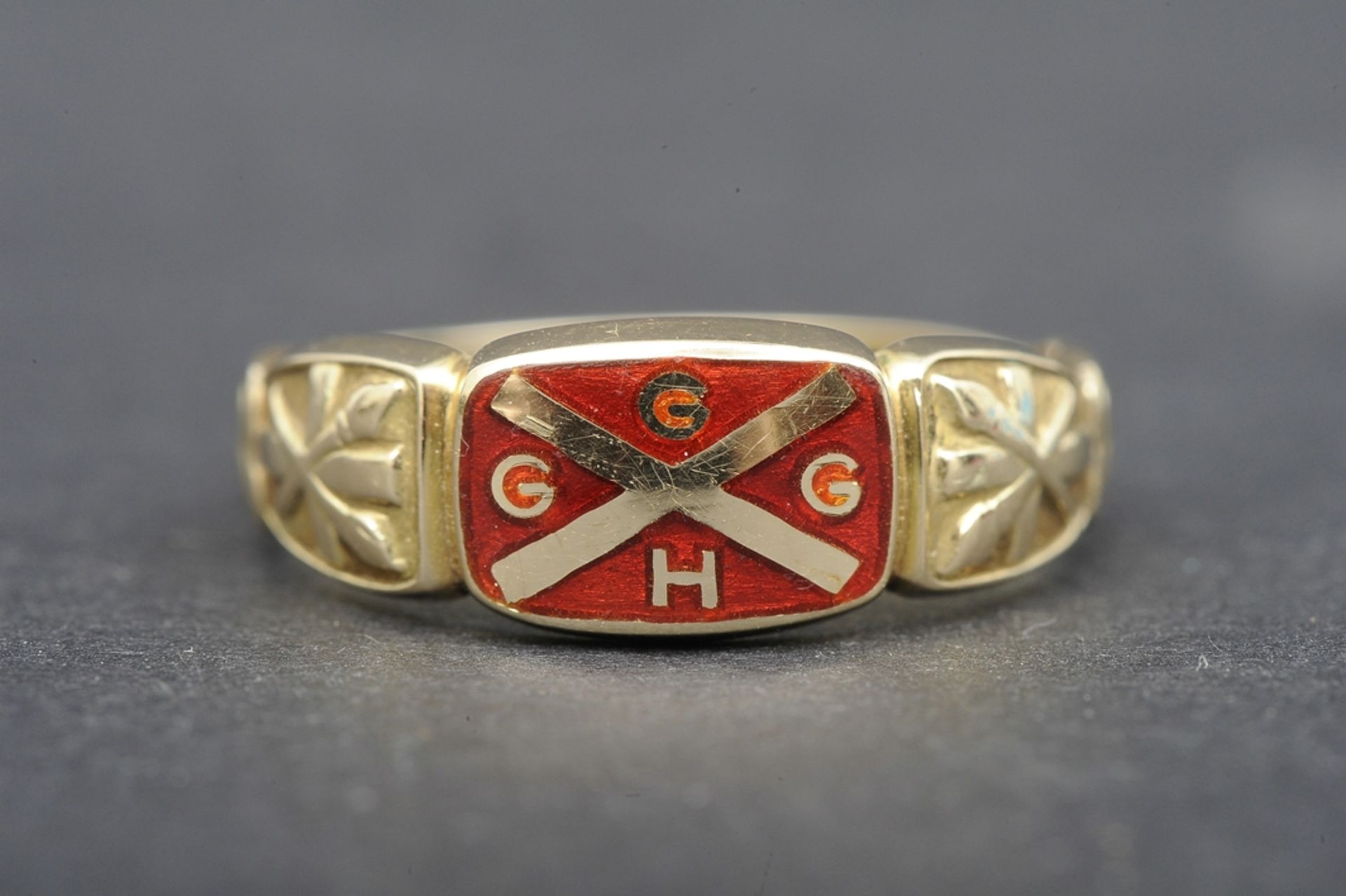 Uni-Sex-Ring, 585er Gelbgold, mittig rot unterlegte Emailleplatte mit den Buchstaben G G G H, unter - Bild 2 aus 5