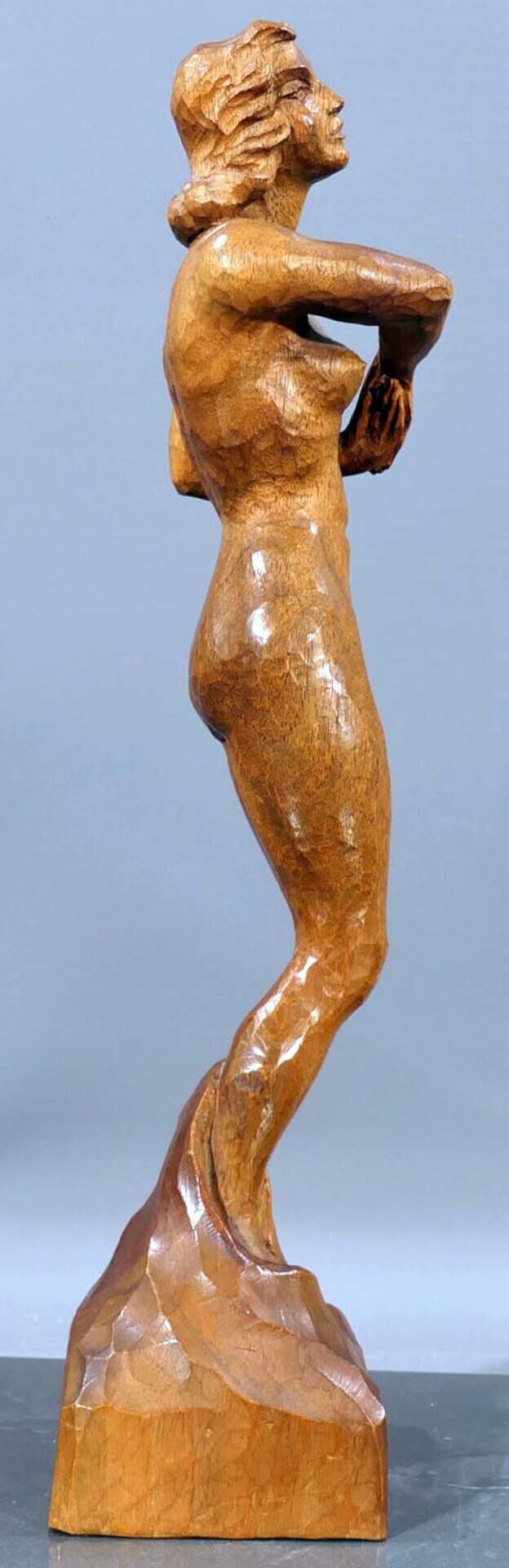 "Stehender Damenakt in bewegter Pose", ca. 35 cm hohe Holzschnitzfigur, unter dem Sockel bez.: Bern - Bild 5 aus 10