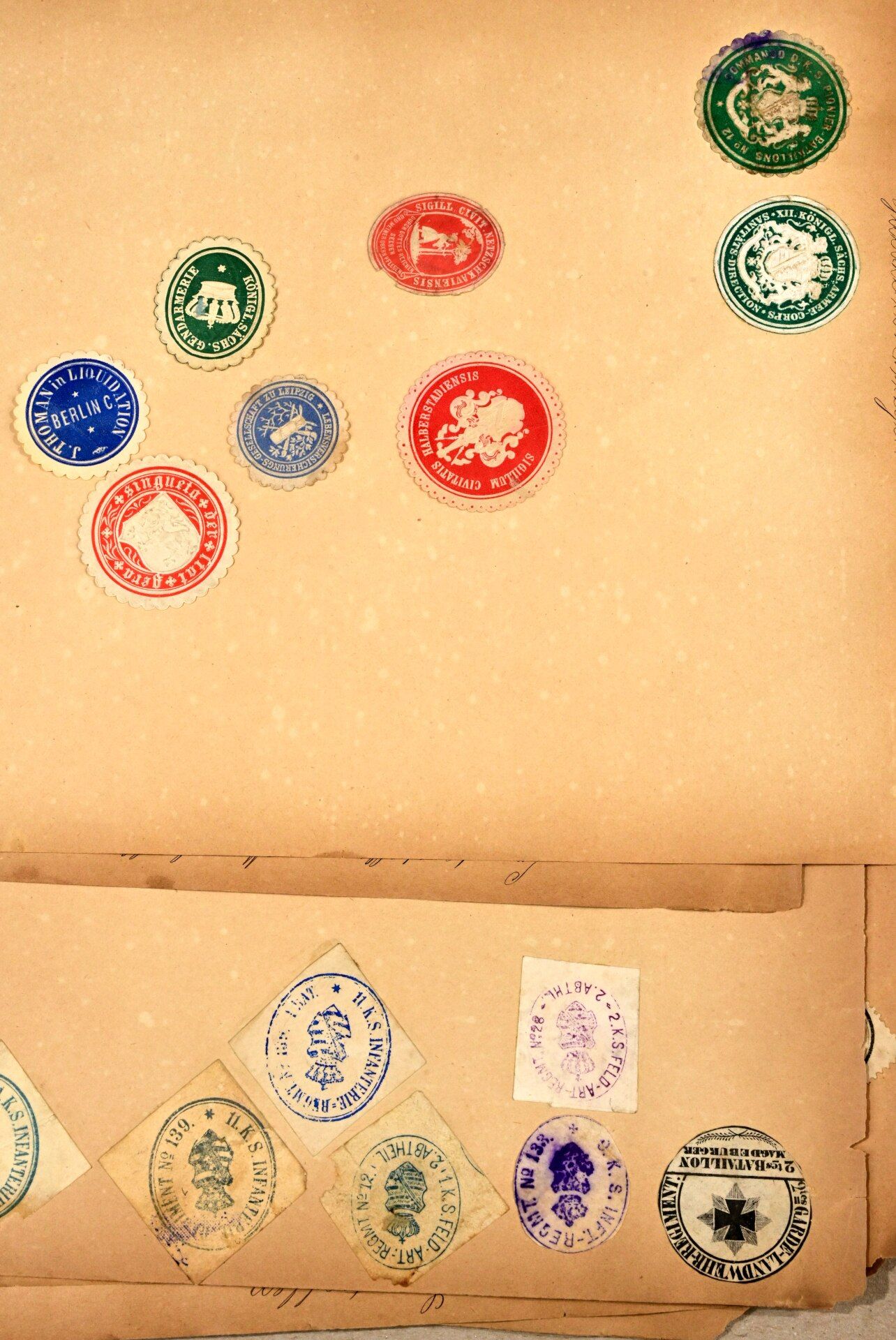 Umfangreiche Siegelmarken - Sammlung überwiegend Sachsen betreffend, lose Blätter mit Papiersiegels - Bild 4 aus 8