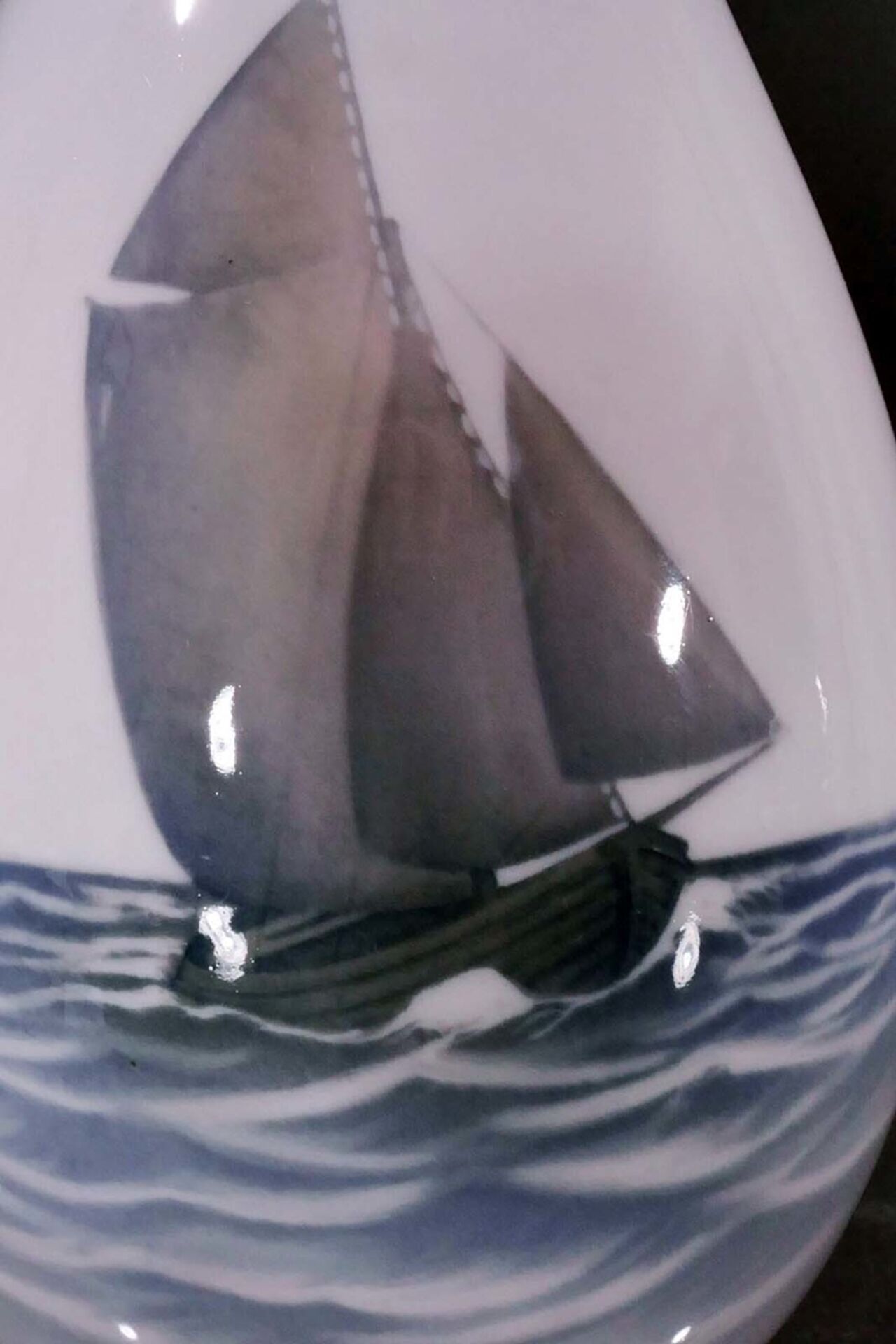 Bauchige Tischvase, Bing & Gröndahl, Weißporzellan mit polychromen "Segelschiff auf See" - Dekor, H - Bild 3 aus 5