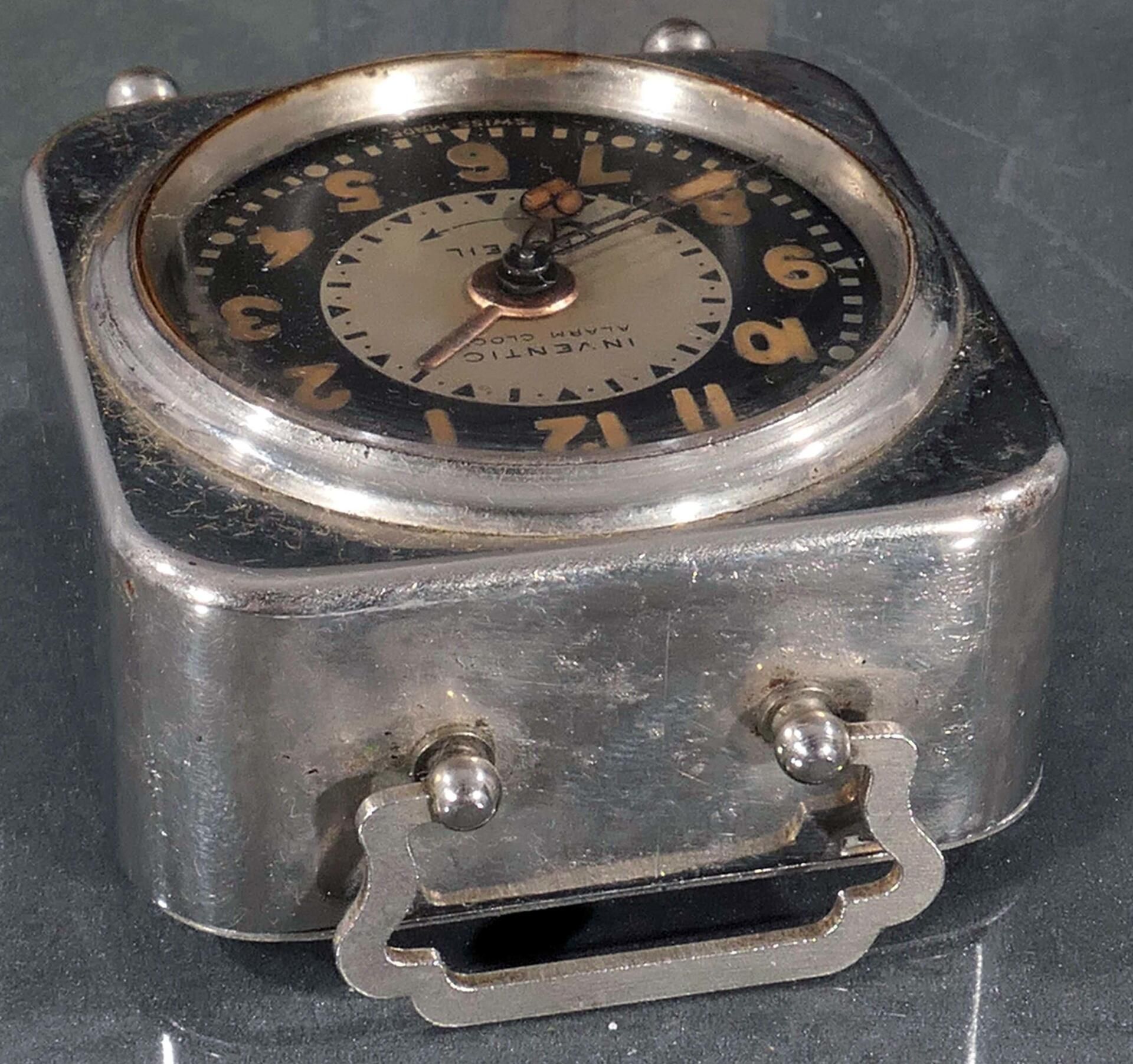 "Inventic Alarm Clock" - antiker Reisewecker in org. Lederetui um 1900 / 20, vernickeltes Metallgeh - Bild 6 aus 9