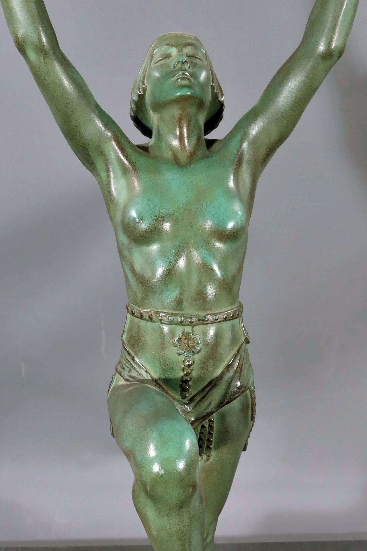 Figürliche Tischlampe im Art-Deco Stil, die nur mit einem Lendenschurz bekleidete junge Tänzerin, i - Image 11 of 15