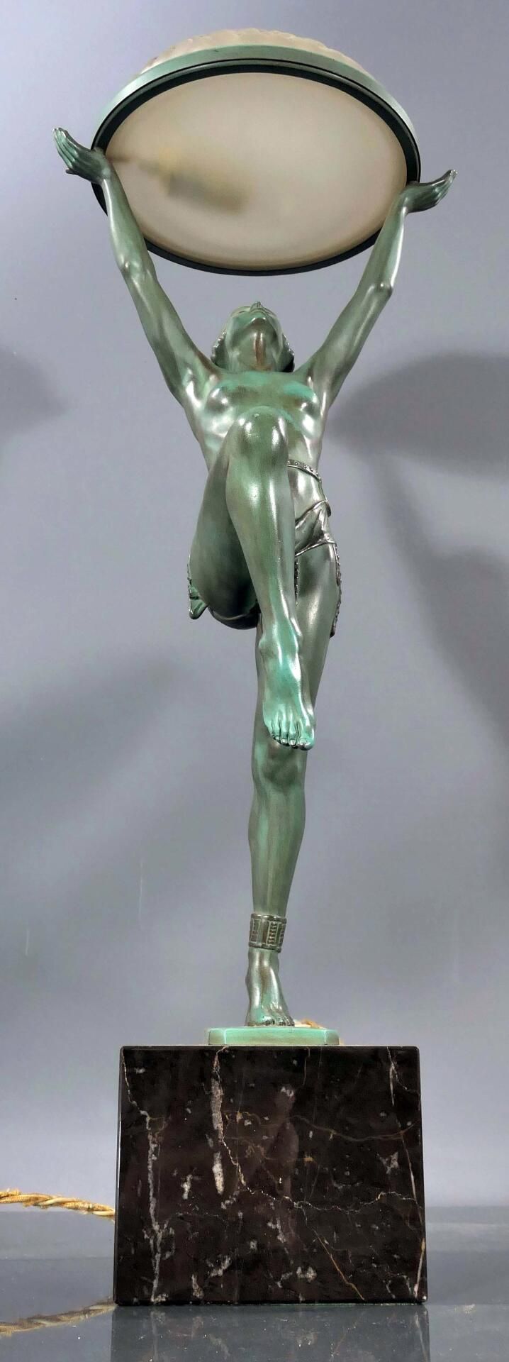 Figürliche Tischlampe im Art-Deco Stil, die nur mit einem Lendenschurz bekleidete junge Tänzerin, i - Image 12 of 15