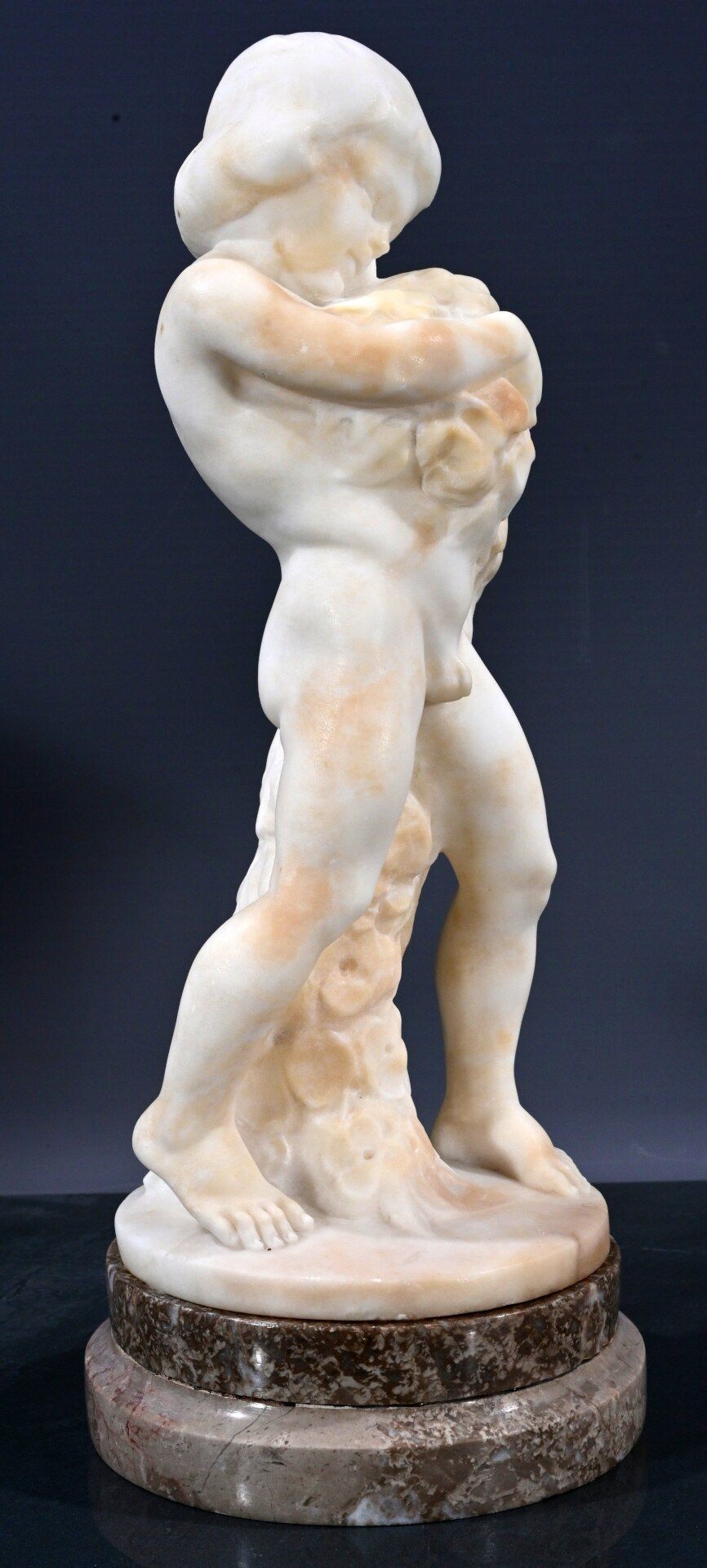 "Nackter Knabe mit Blumengirlande" - Alabaster Skulptur des R. Greiner um 1910/20. An Arbeiten der - Image 7 of 12