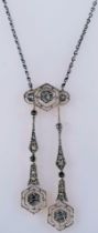 Feingliedrige 900er Platin Halskette mit beweglichem, dreiteiligem Kettenanhänger aus platiniertem