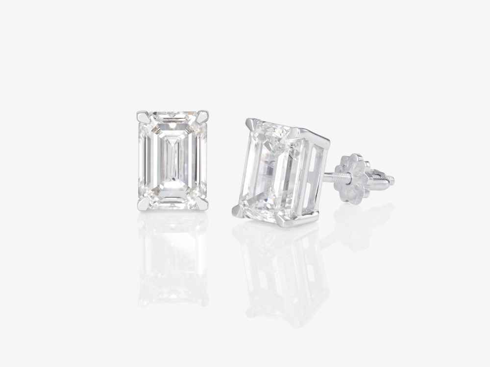 A pair of stud earrings decorated with LAB GROWN diamonds in a puristic emerald cut - Belgium, ANTWE