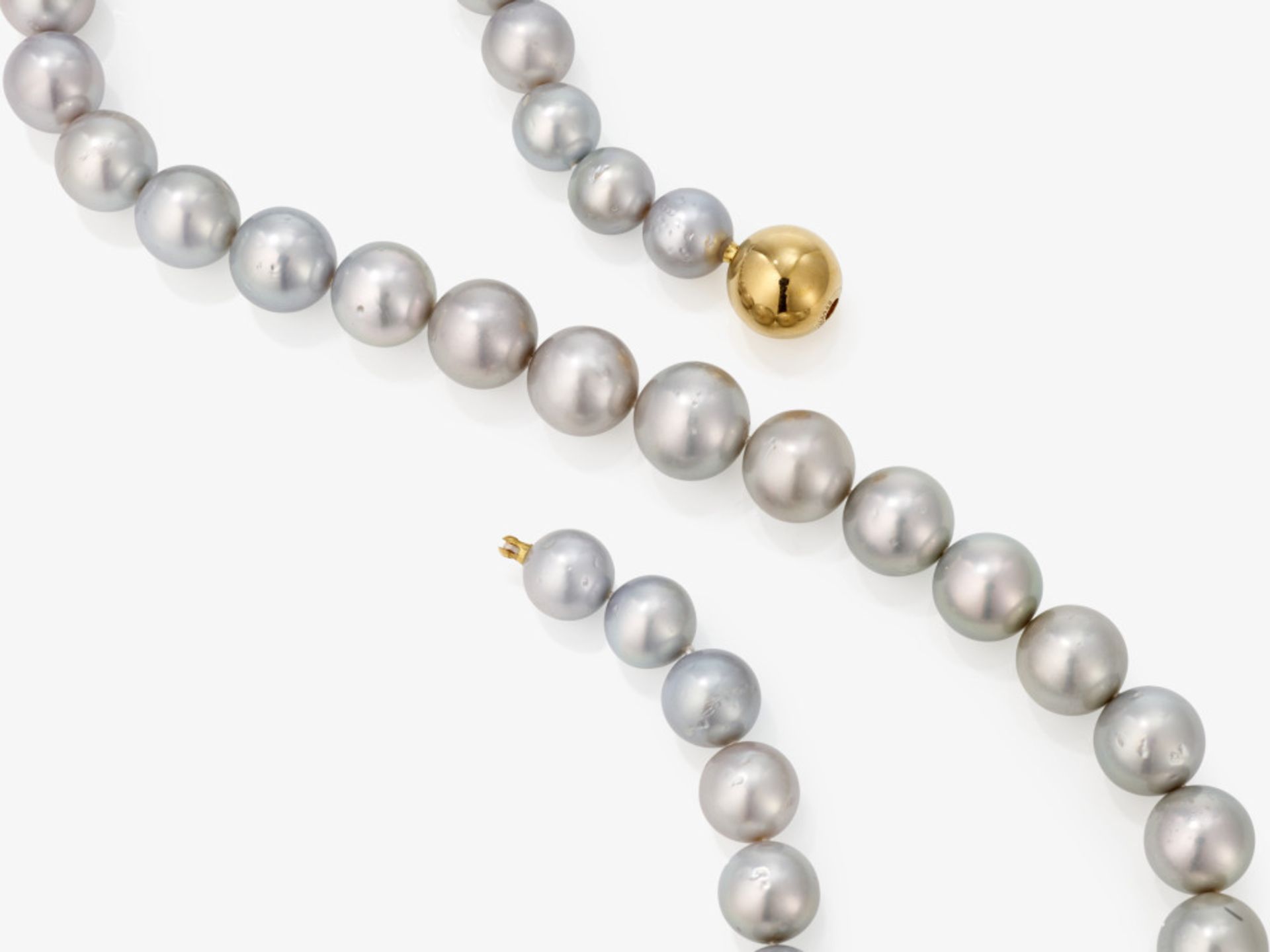 A silver-grey cultured pearl necklace