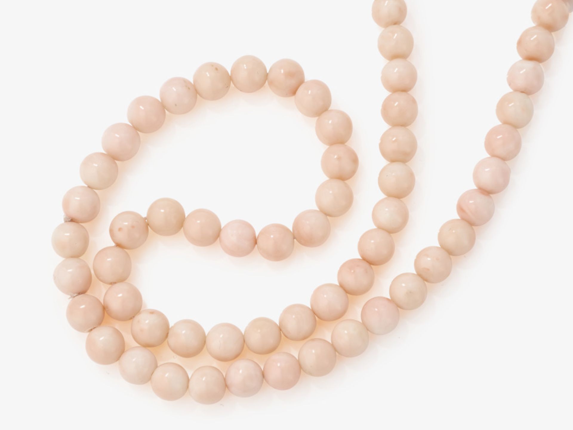 A high-quality angel skin coral bead necklace in delicately fine pink tones - Germany, 1990s