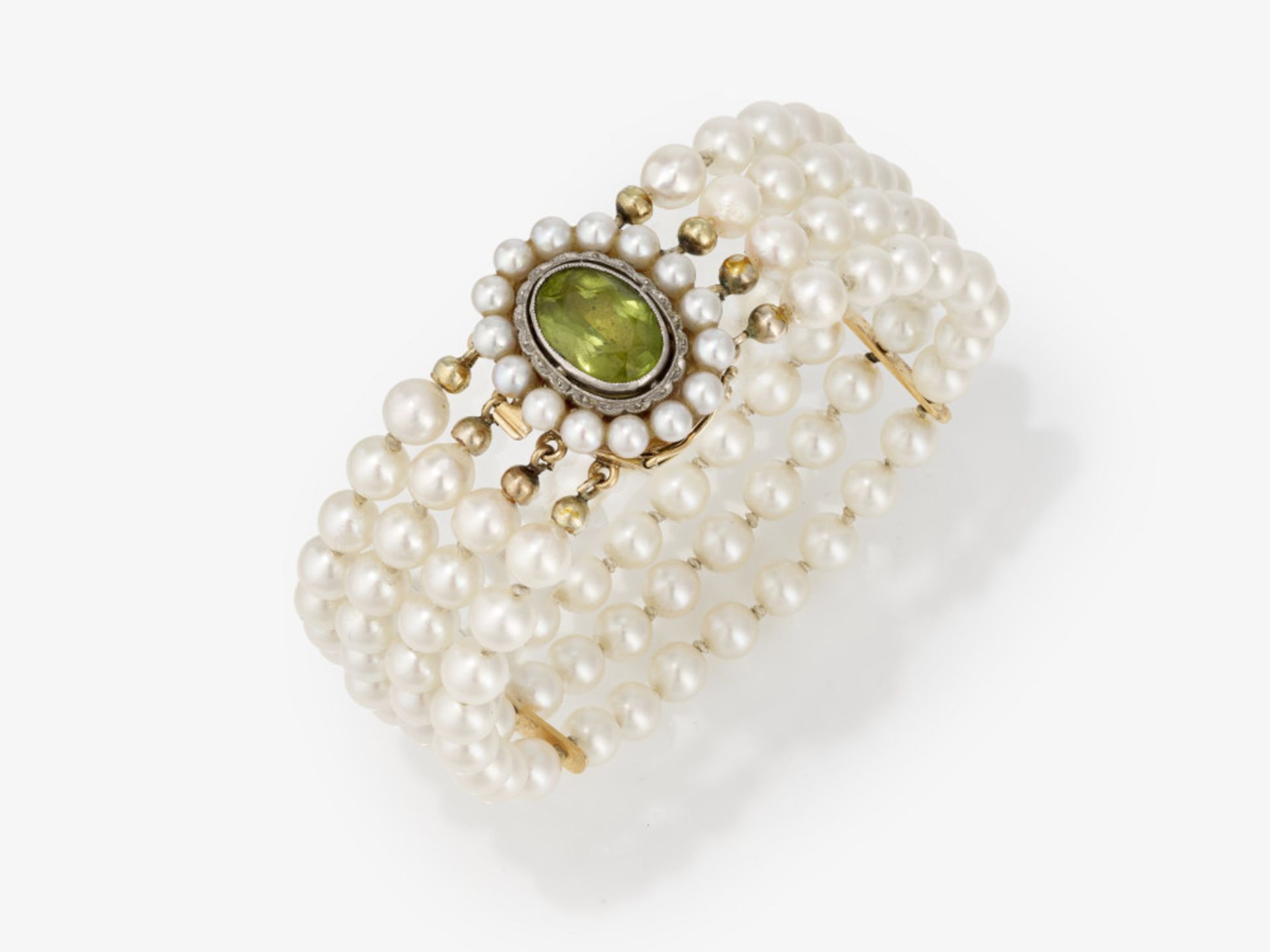 Vierreihiges Zuchtperlenarmband mit Peridotschließe - Deutschland, um 1915