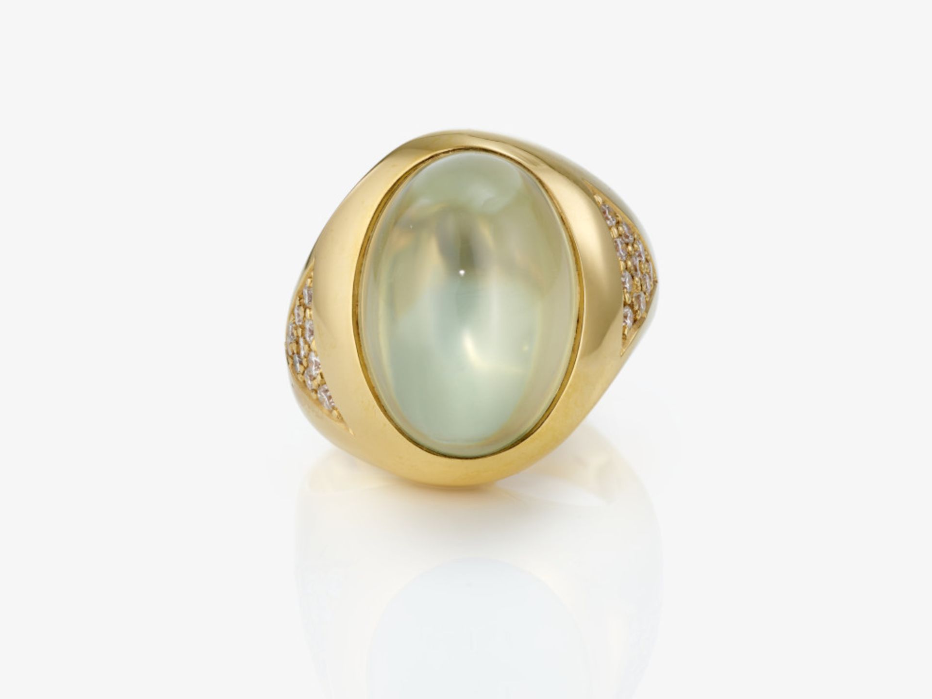 A ring with a large moonstone cabochon and brilliant-cut diamonds - Germany - Image 2 of 2