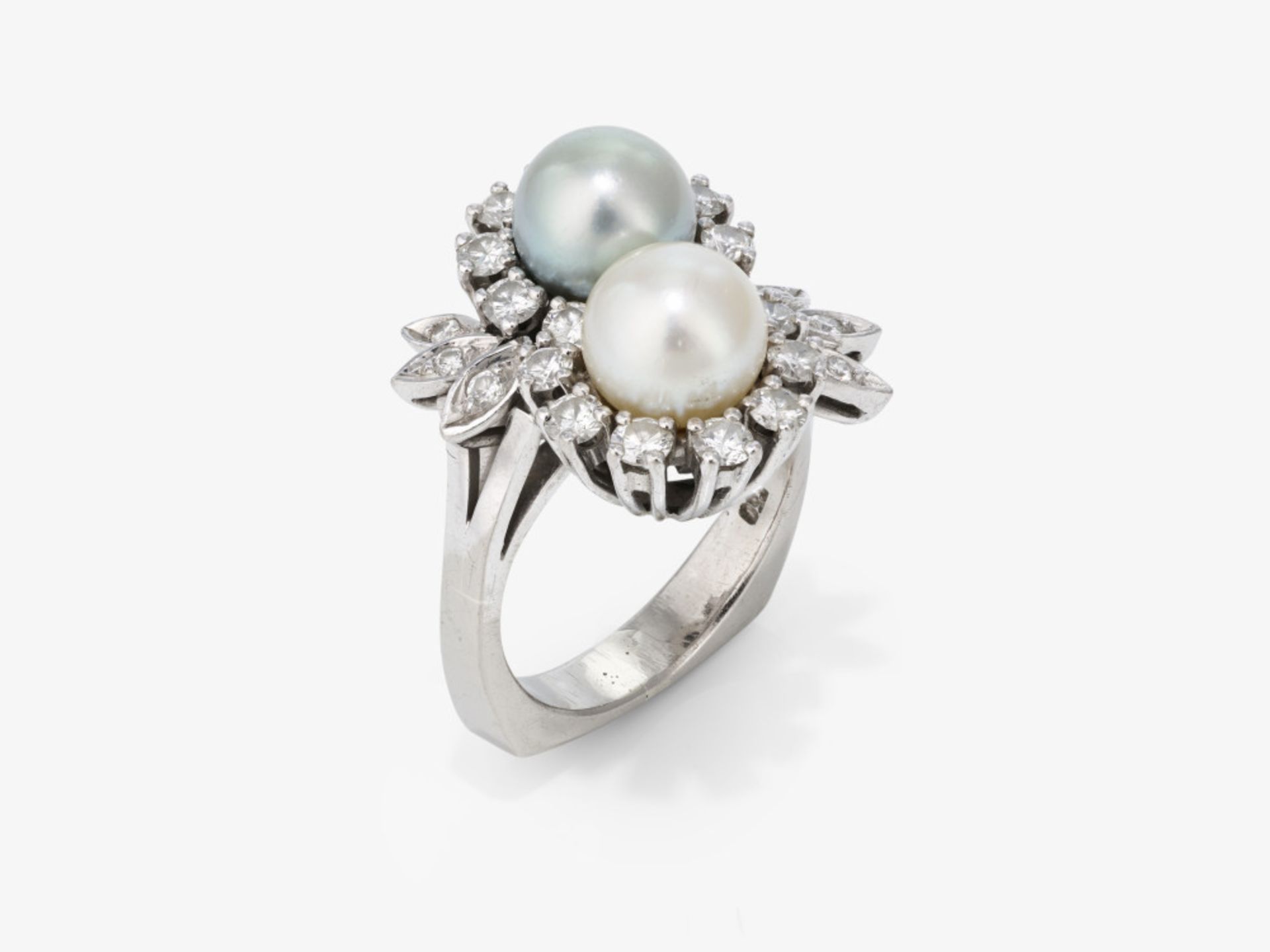 A ring with a white and grey cultured pearl and brilliant-cut diamonds - Germany, 1970s