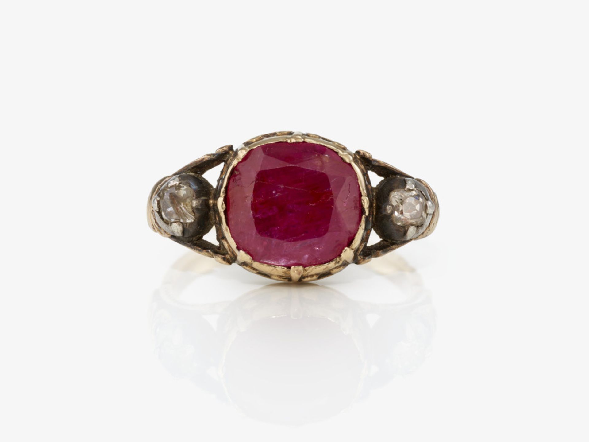 A ring with a ruby and 2 diamonds - Probably France, early 18th century - Image 2 of 2
