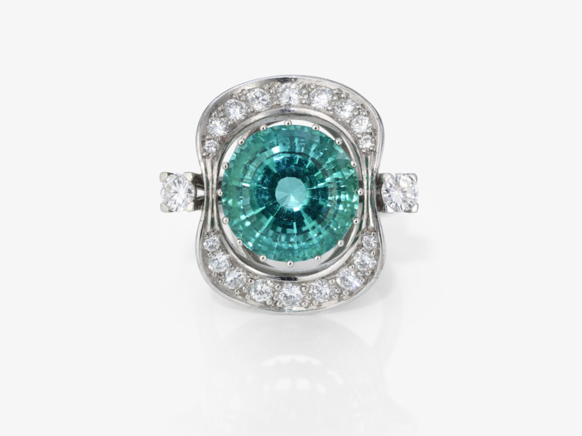A ring with a Paraiba-coloured tourmaline and brilliant-cut diamonds - Image 2 of 2