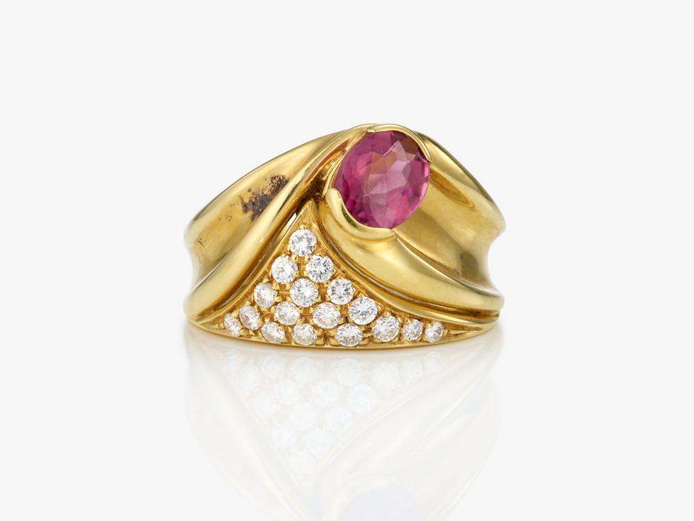 A ring with rubellite and brilliant-cut diamonds. Yellow gold 18K (750/-). - Italy - Image 2 of 2