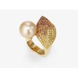 A ring with a light gold-coloured South Sea cultured pearl and yellow to red-brown sapphires - Nurem
