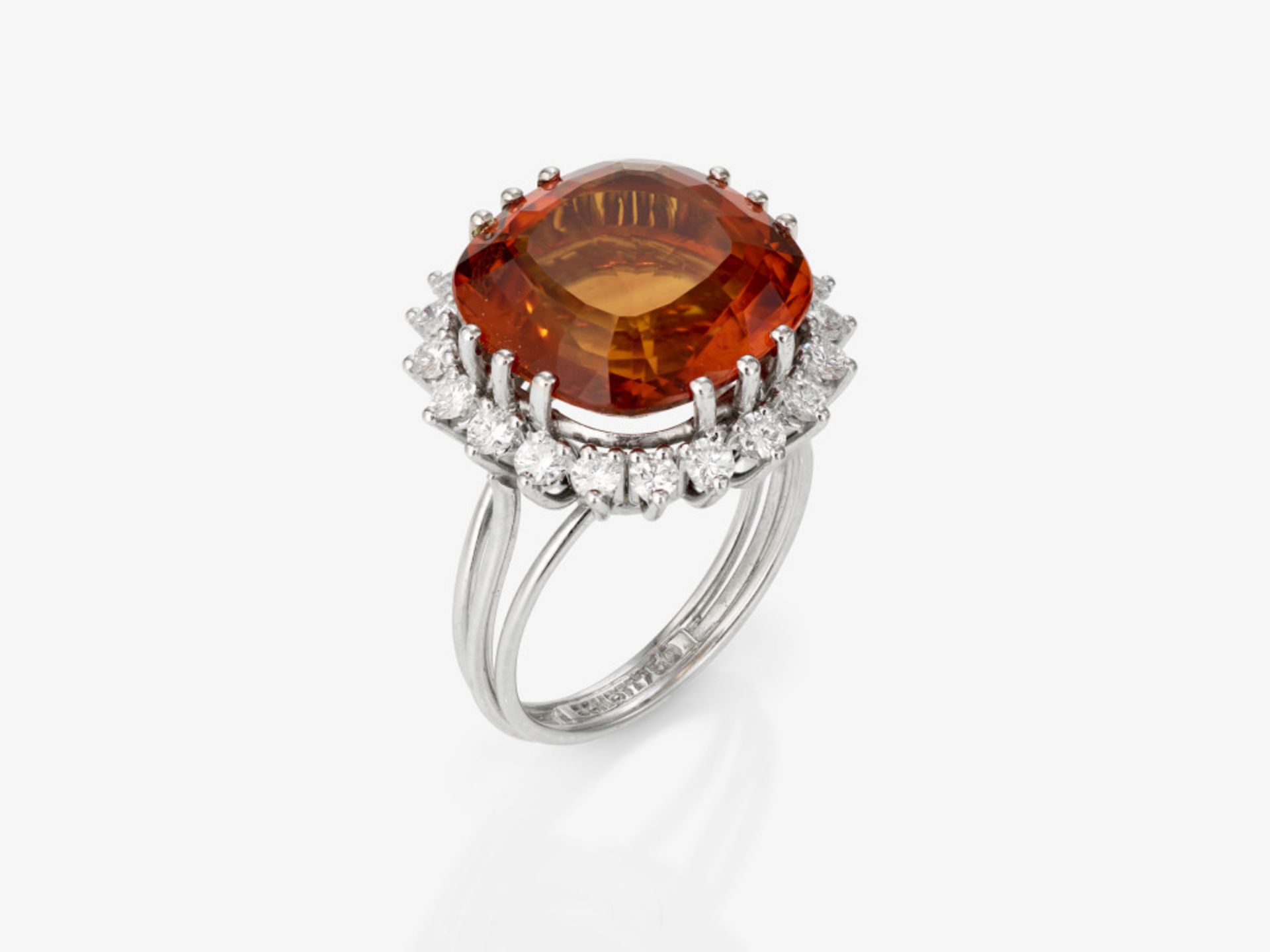 An entourage ring with a cognac-coloured citrine and brilliant-cut diamonds - Nuremberg, 1970s, Juwe