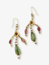 Ein Paar Ohrgehänge mit Perlen, Smaragden und Rubin